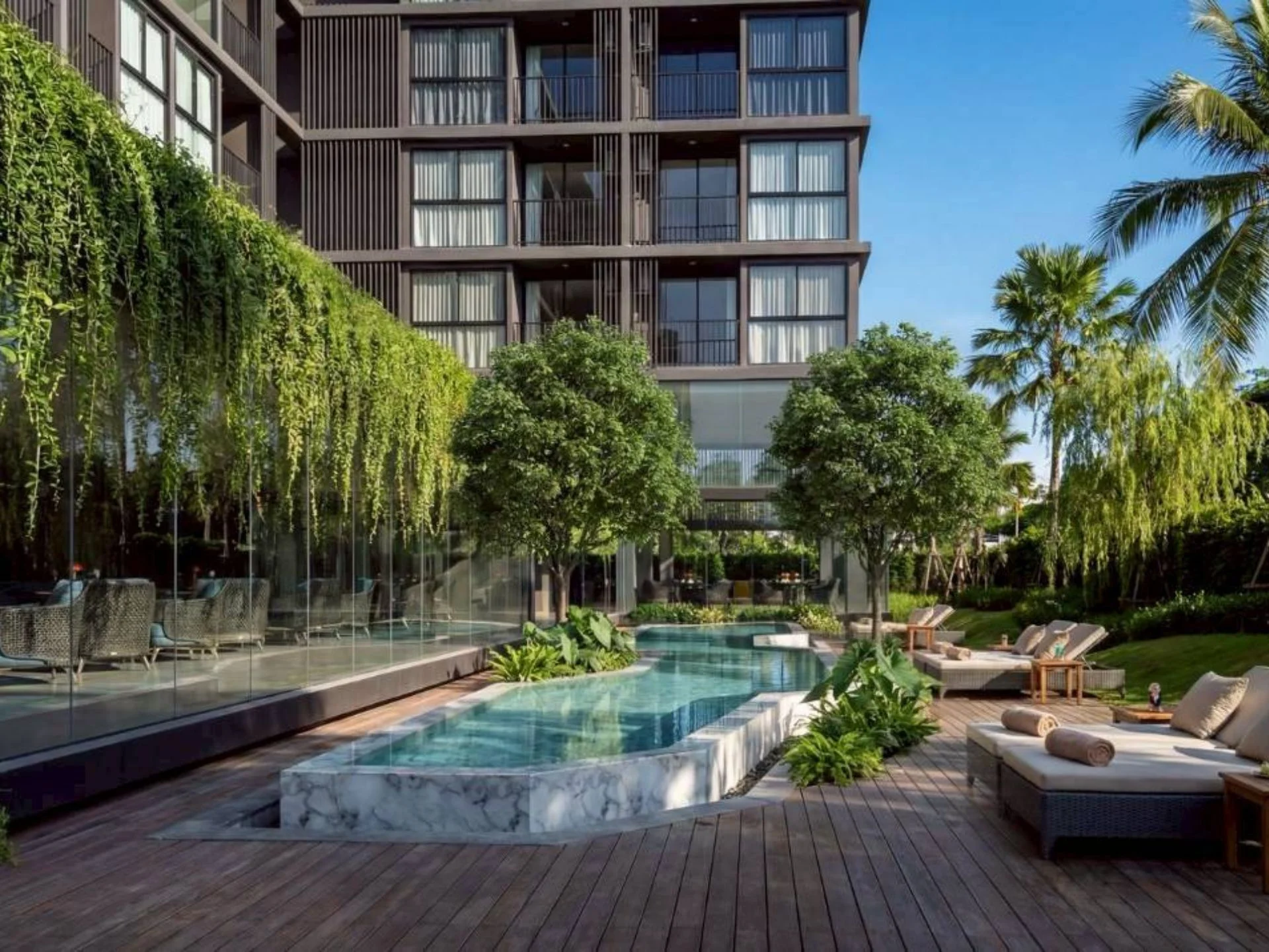 Бассейн и благоустроенный двор отеля Aceller Hotel & Residence, Чалонг