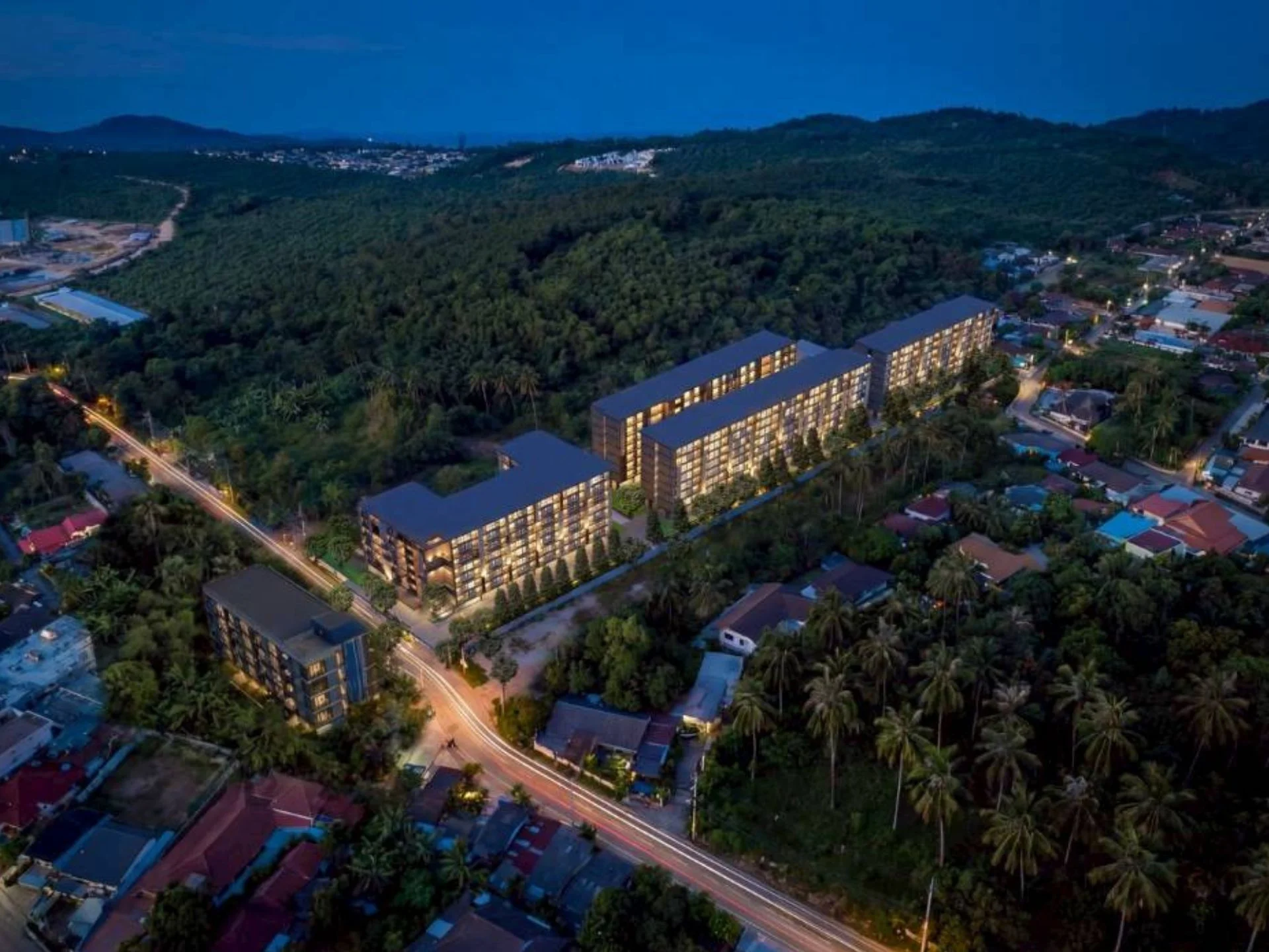 Letecký pohled na komplex Aceller Hotel & Residence za soumraku, Thajsko