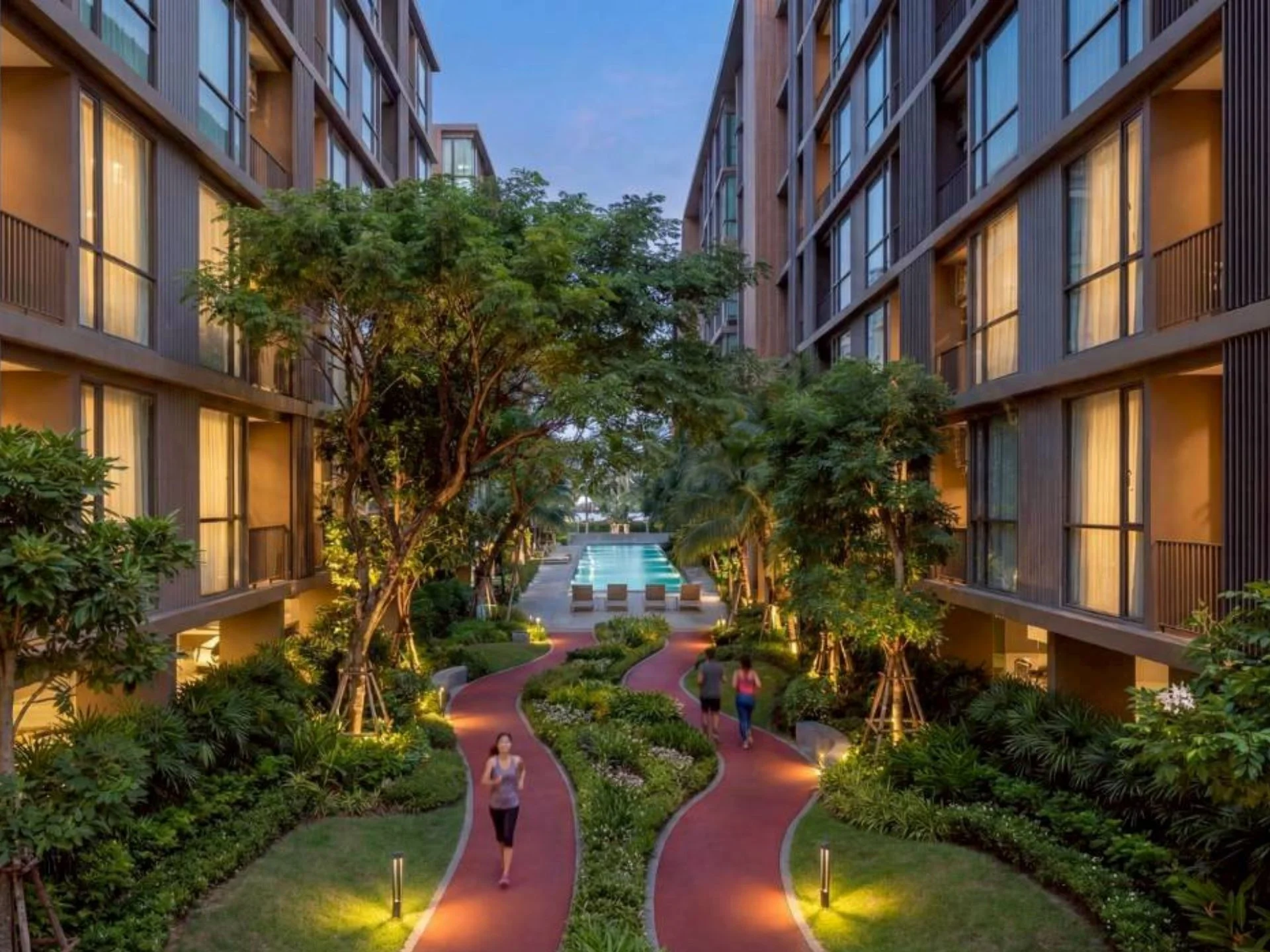 Благоустроенный двор с беговой дорожкой в отеле Aceller Hotel & Residence, Чалонг