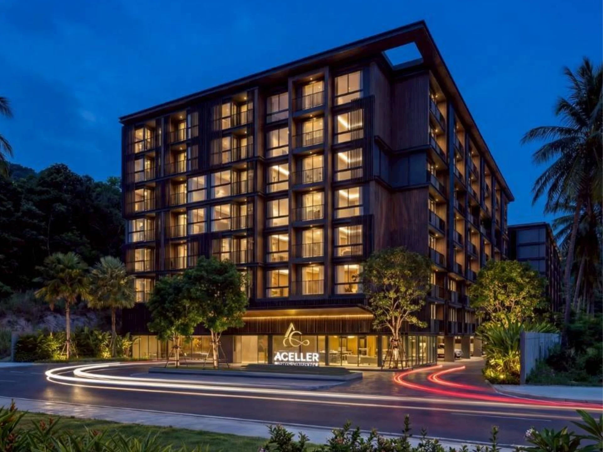 Architektura hotelu Aceller Hotel & Residence v soumraku, Thajsko