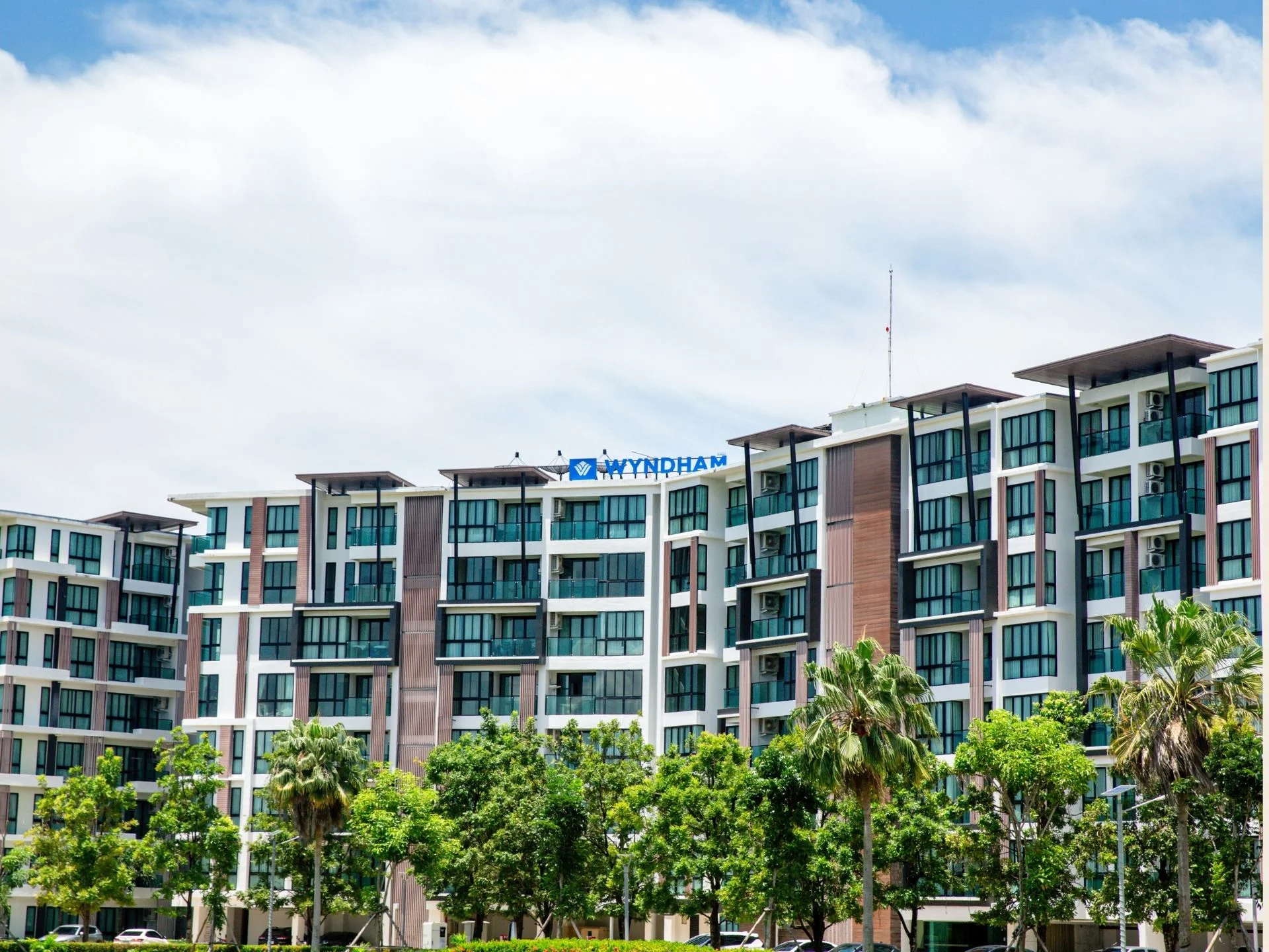 Архитектура Wyndham Royal Lee The Terminal Phuket, Най Янг
