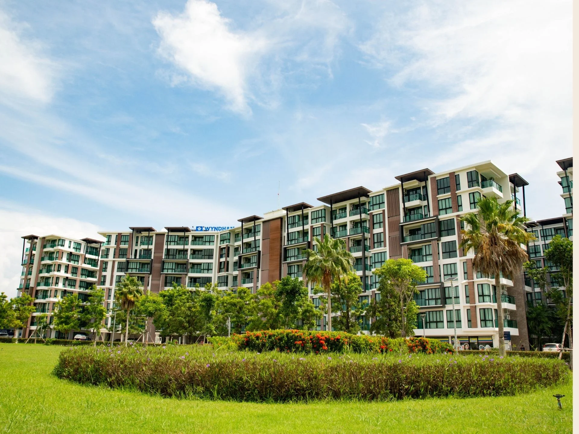 Архитектура Royal Lee The Terminal Phuket с благоустроенной территорией, Най Янг