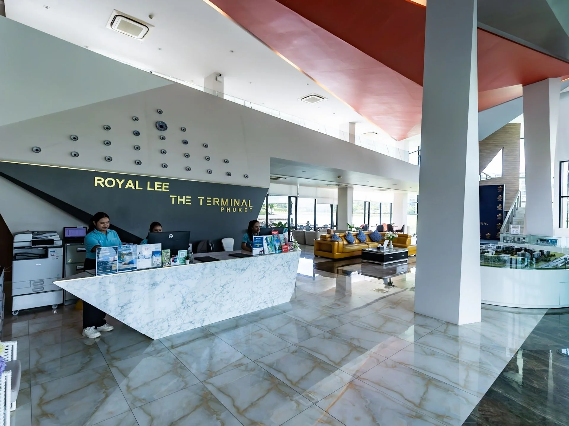 Empfangsbereich in der Lobby des Royal Lee The Terminal Phuket, Phuket
