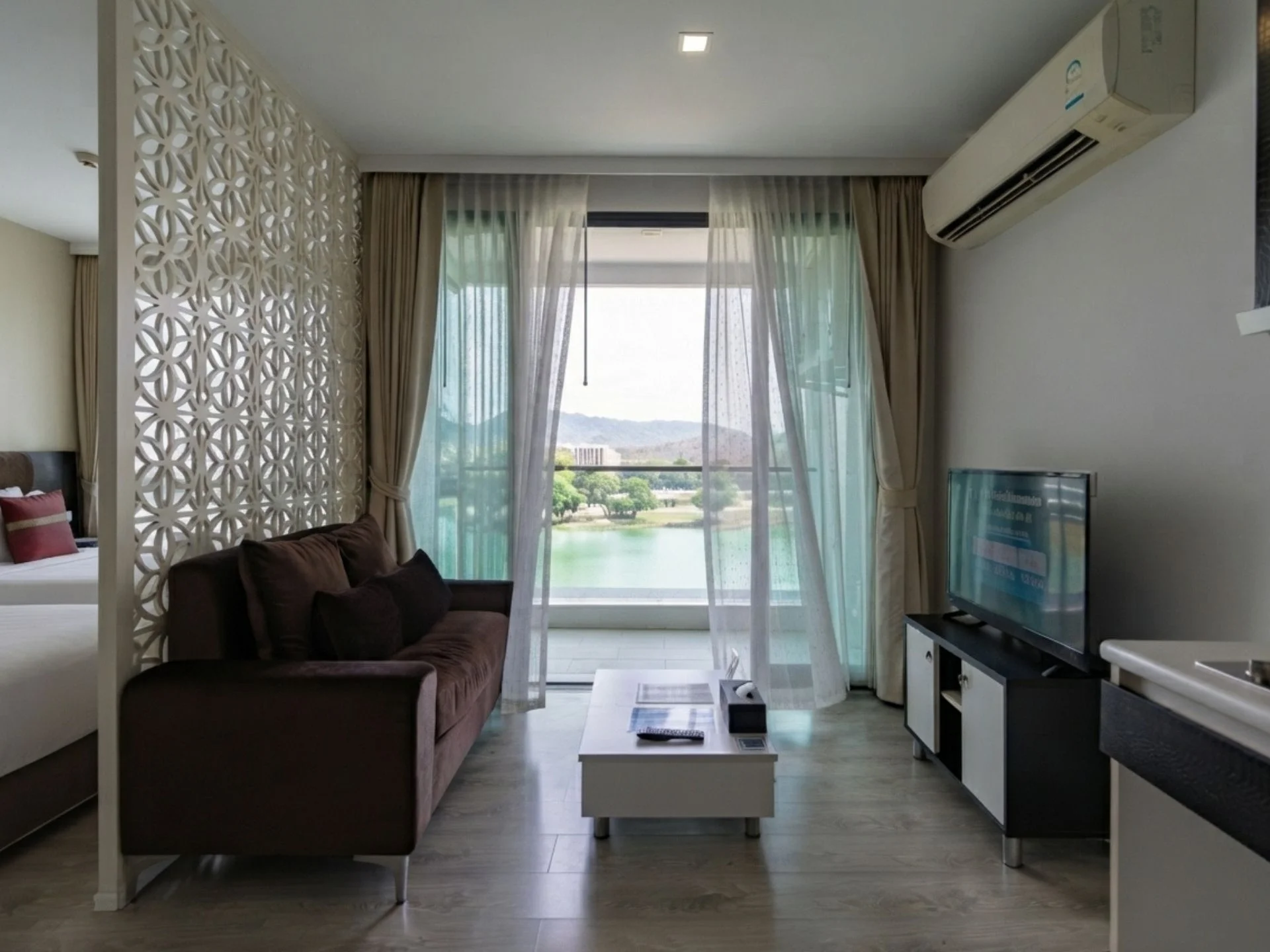 Гостиная с видом на реку в студии Royal Lee The Terminal Phuket, Най Янг