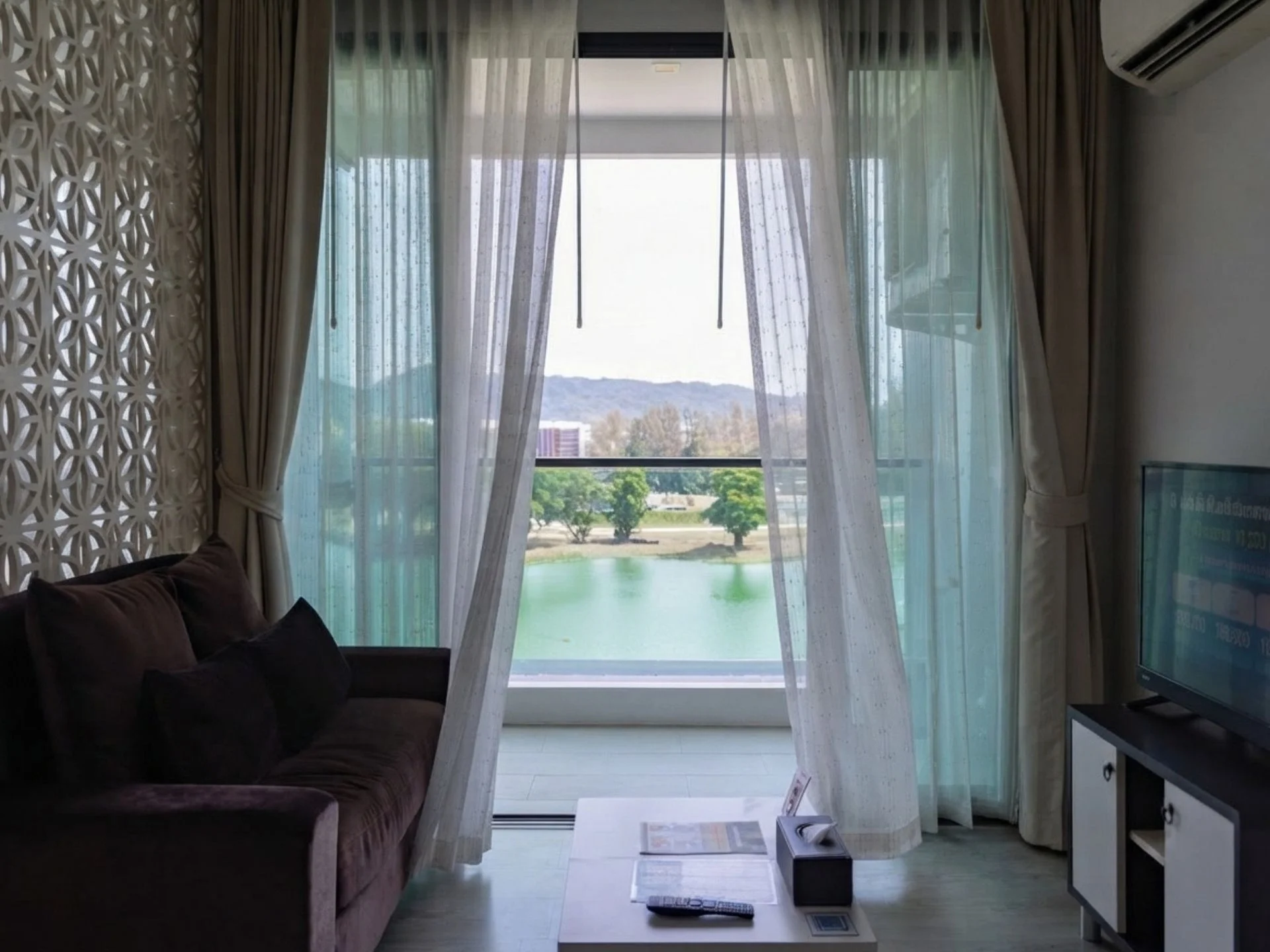 Widok na rzekę z salonu w apartamencie 1-sypialniowym w Royal Lee The Terminal Phuket, Nai Yang