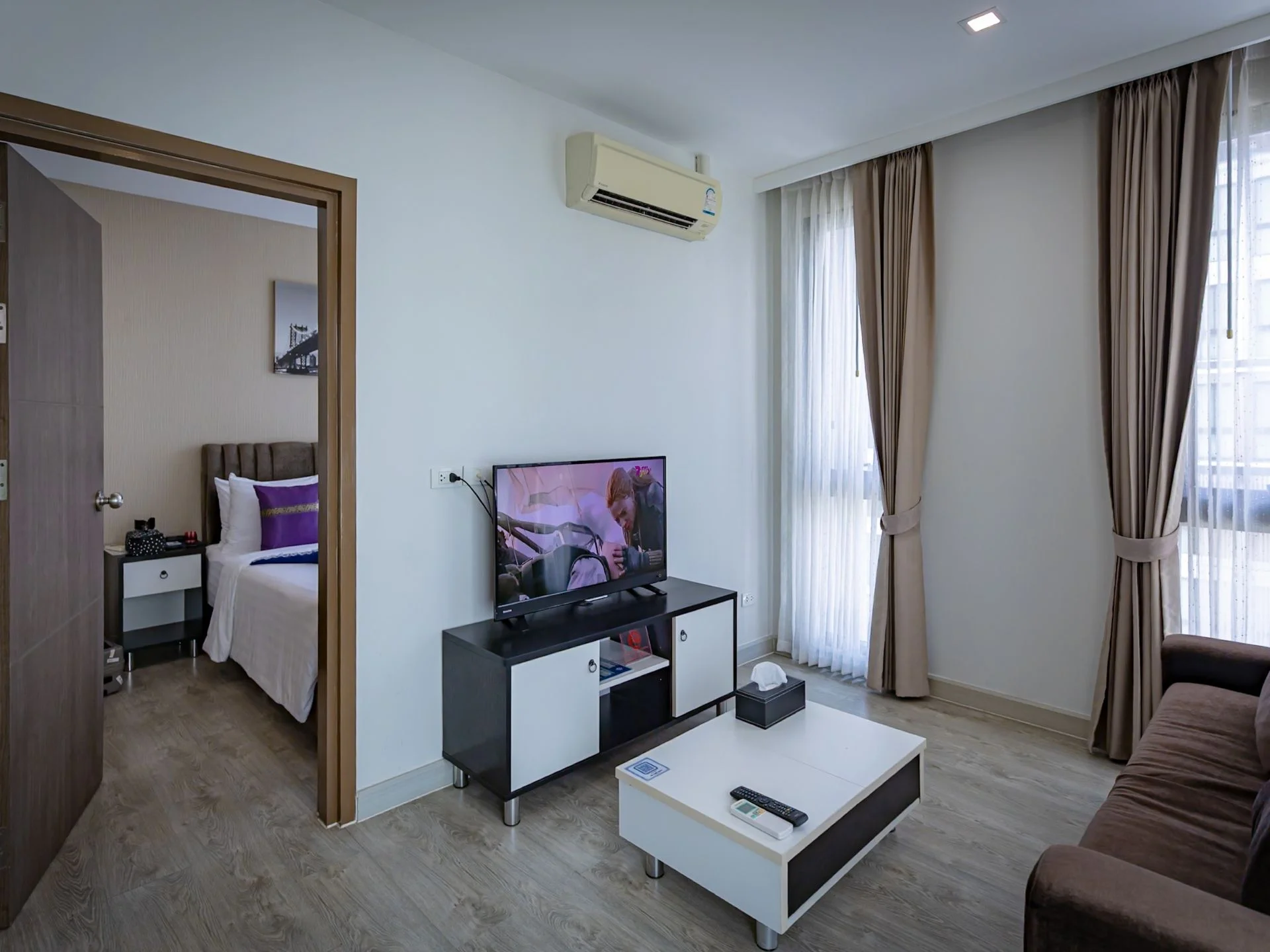 Wnętrze salonu w apartamencie z 1 sypialnią w Royal Lee The Terminal Phuket, Nai Yang
