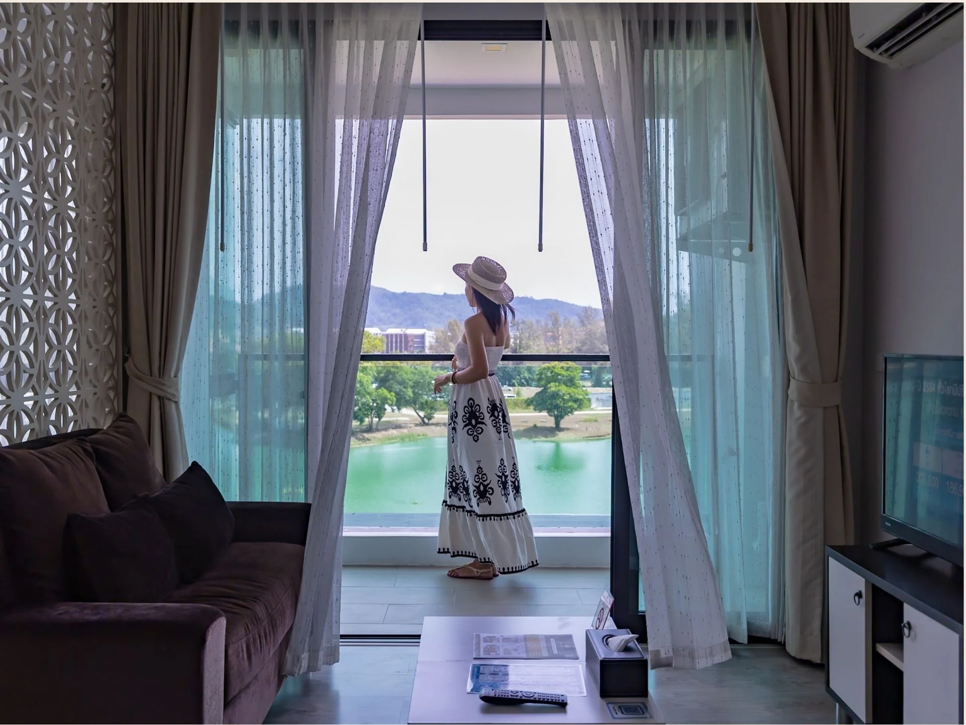 Вид на озеро и горы из апартаментов Royal Lee The Terminal Phuket, Най Янг