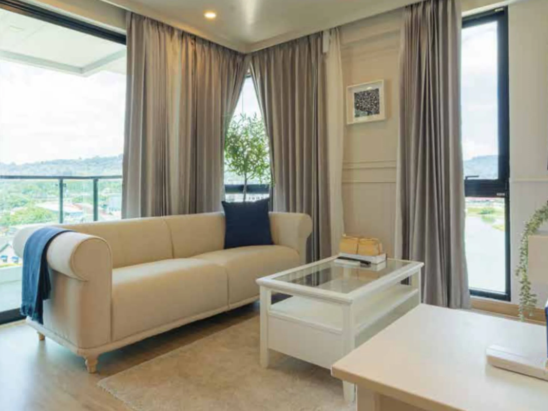 Гостиная с панорамным видом на воду в 2-комнатной квартире Royal Lee The Terminal Phuket, Най Янг