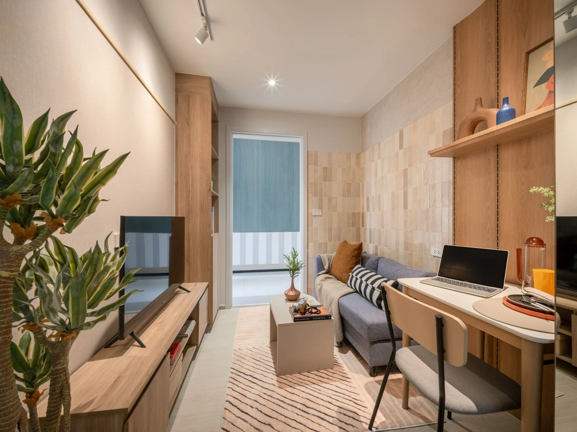 Студийный интерьер с гостиной и рабочей зоной в Nue Coast, Khu Kho