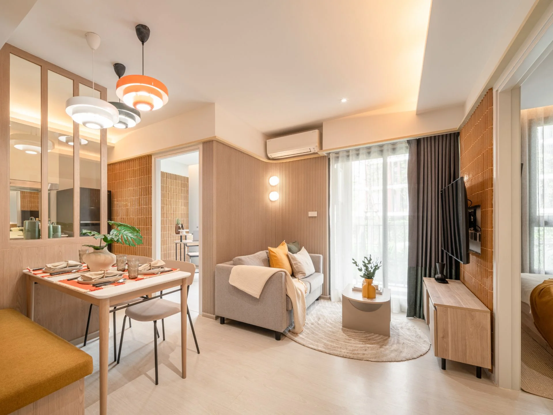 Открытая гостиная и столовая в 2-комнатной квартире Nue Coast Khu Khot, Таиланд