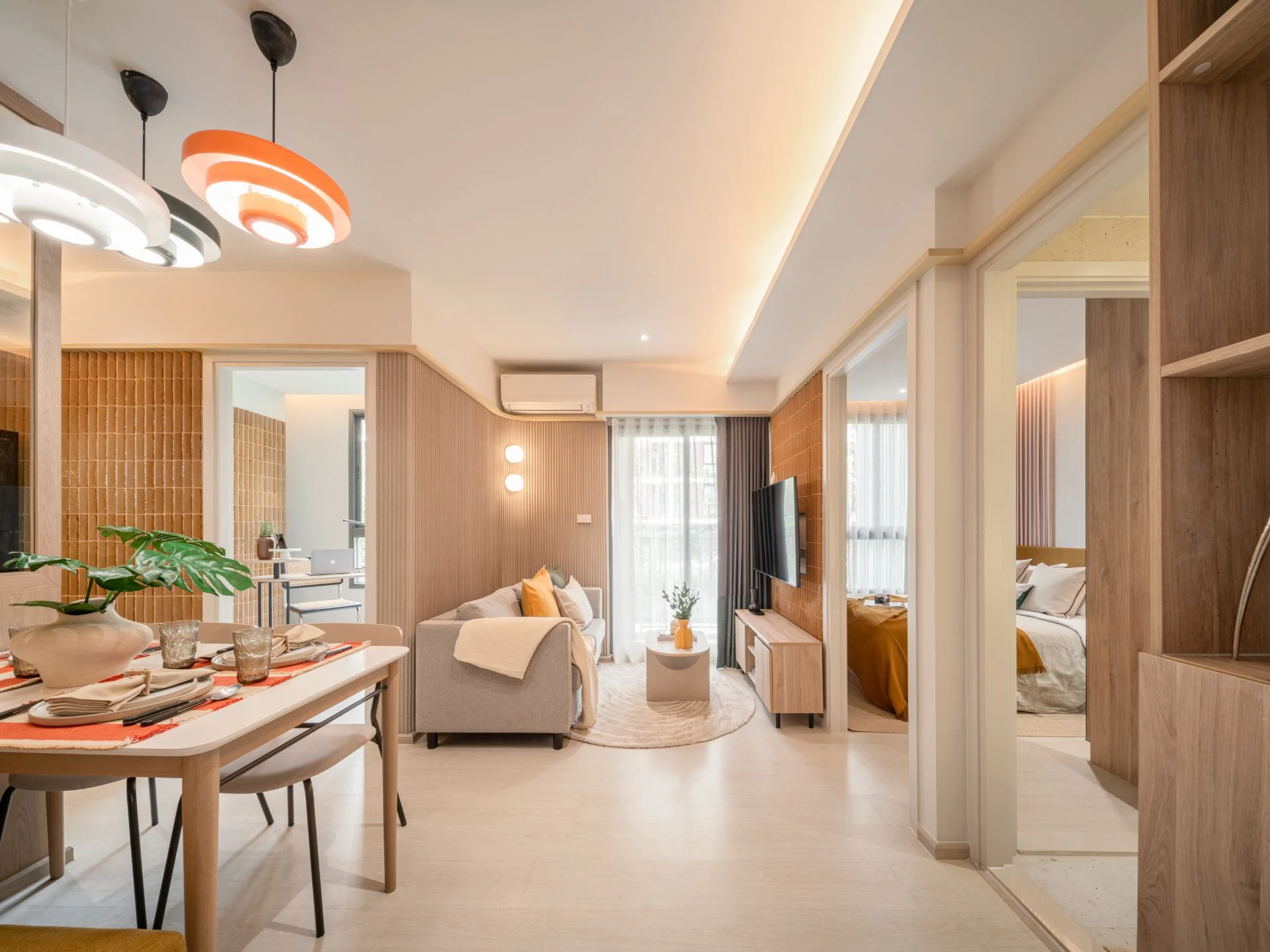 Открытая гостиная и столовая в 2-комнатной квартире на Nue Coast, Khu Kho