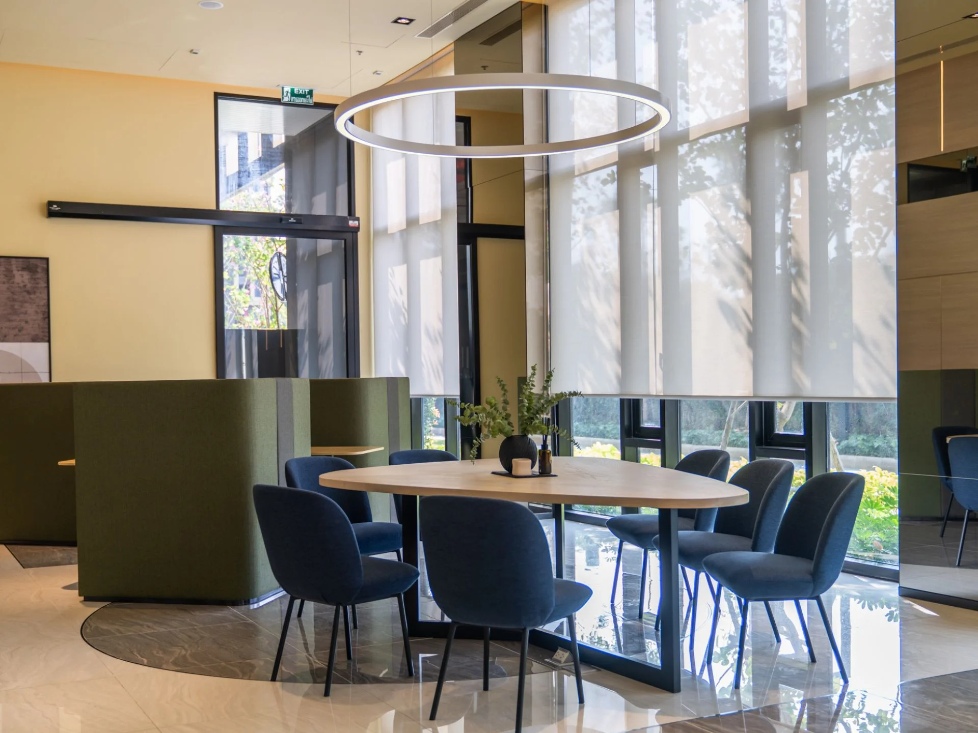 Área común con mesa de comedor y asientos en Nue Mega Plus Bangna, Tailandia