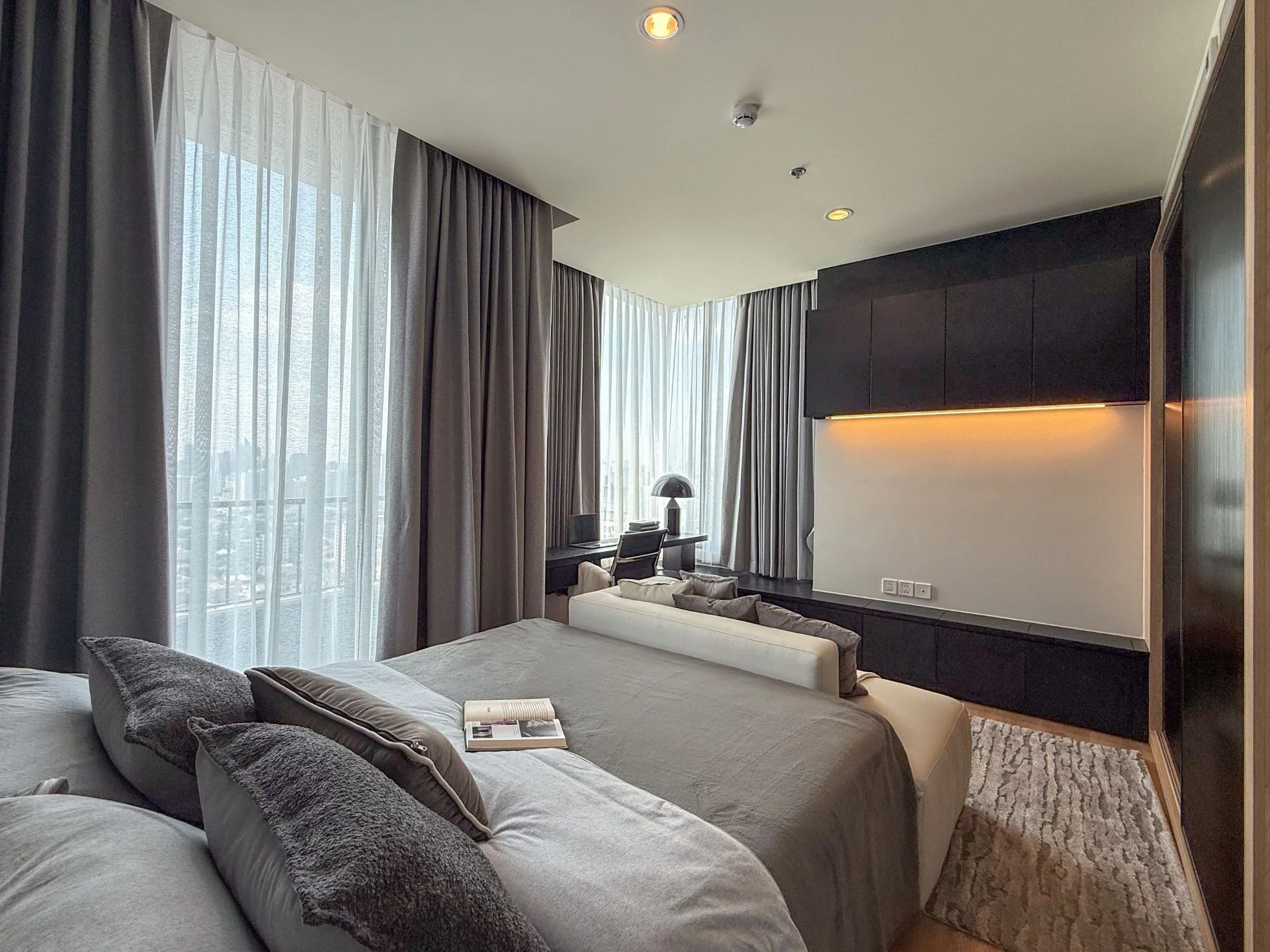 Dormitorio principal con área de trabajo y vista a la ciudad en apartamento de 2 dormitorios en Noble Form Thonglor, Taila...
