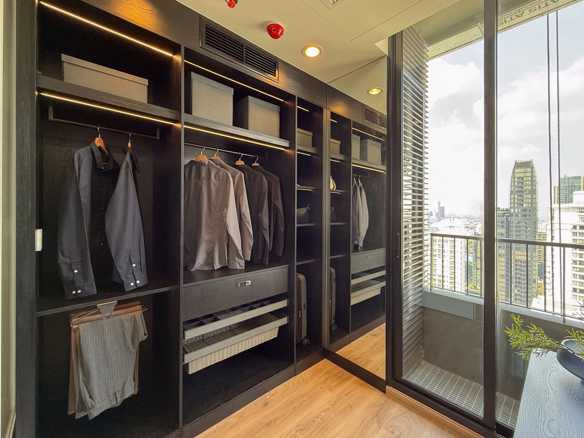 Vestidor con vista a la ciudad en apartamento de 2 dormitorios en Noble Form Thonglor, Tailandia