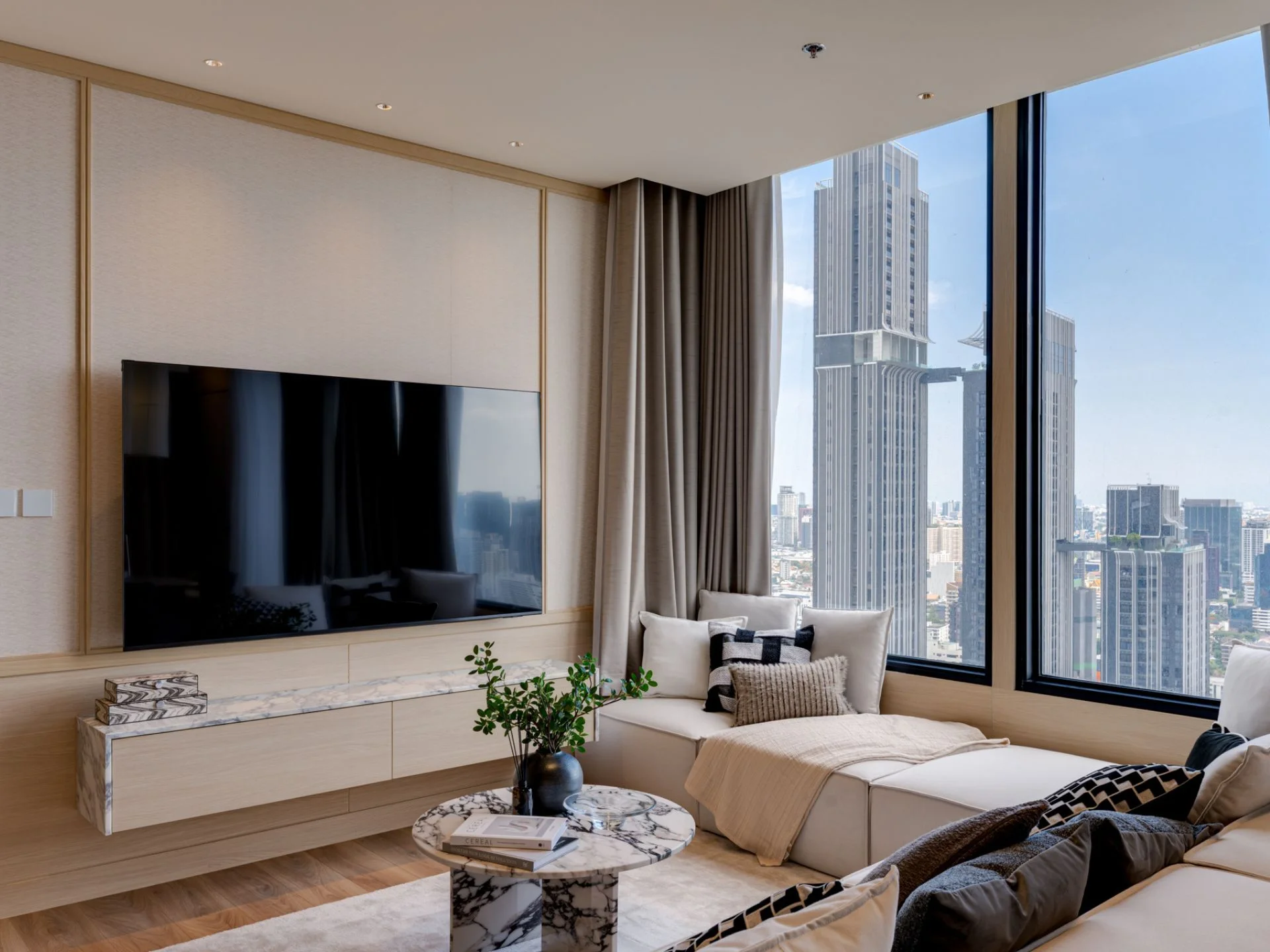 Interior de sala con vista a la ciudad en penthouse de 3 dormitorios en Noble Form Thonglor