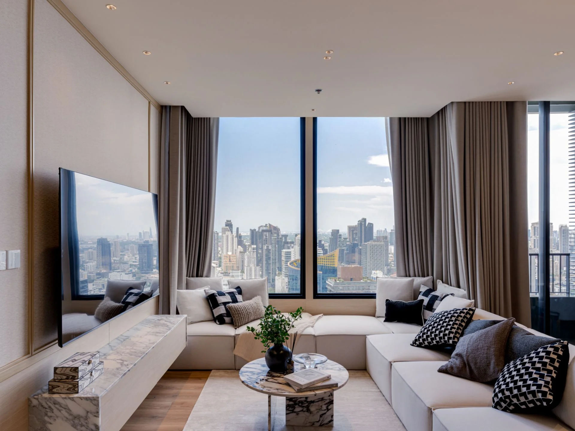 Sala de estar con vista a la ciudad en penthouse de 3 dormitorios en Noble Form Thonglor
