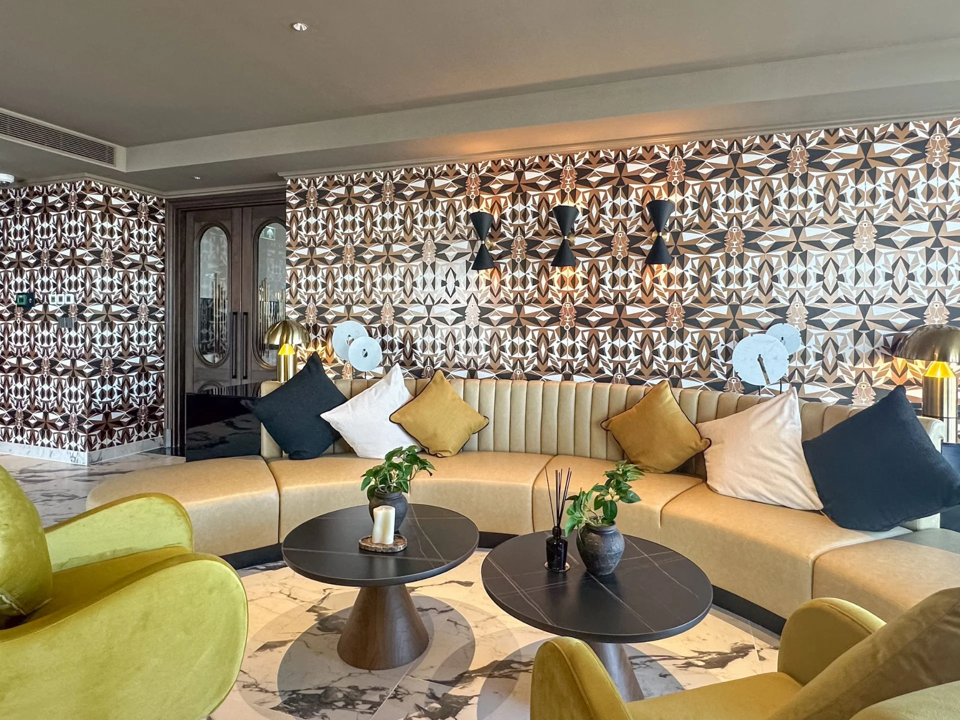 Sala de estar con sofá curvo en Noble Form Thonglor, Tailandia