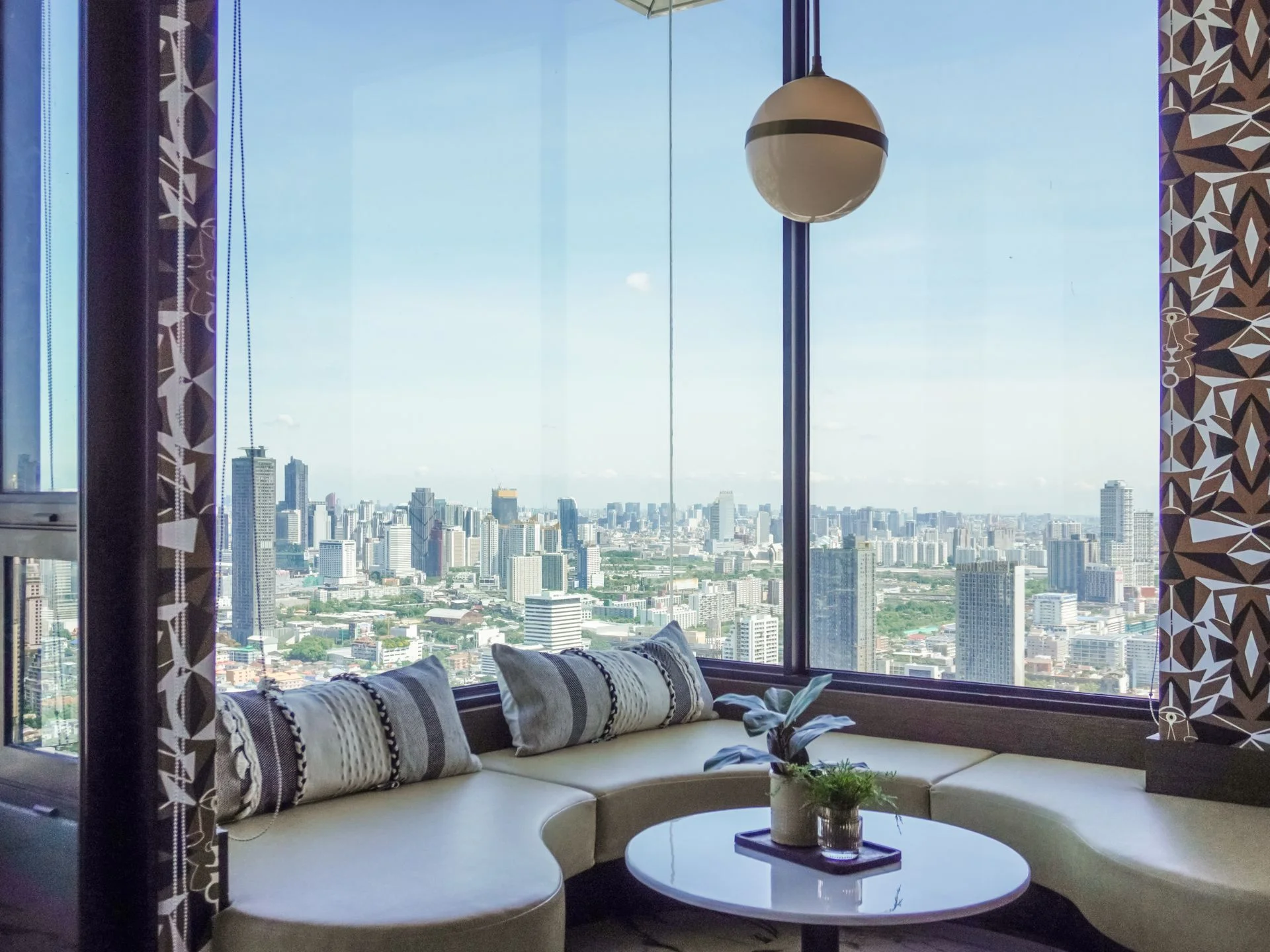 Vista de la ciudad desde la sala de estar en apartamento de 2 dormitorios en Noble Form Thonglor, Tailandia