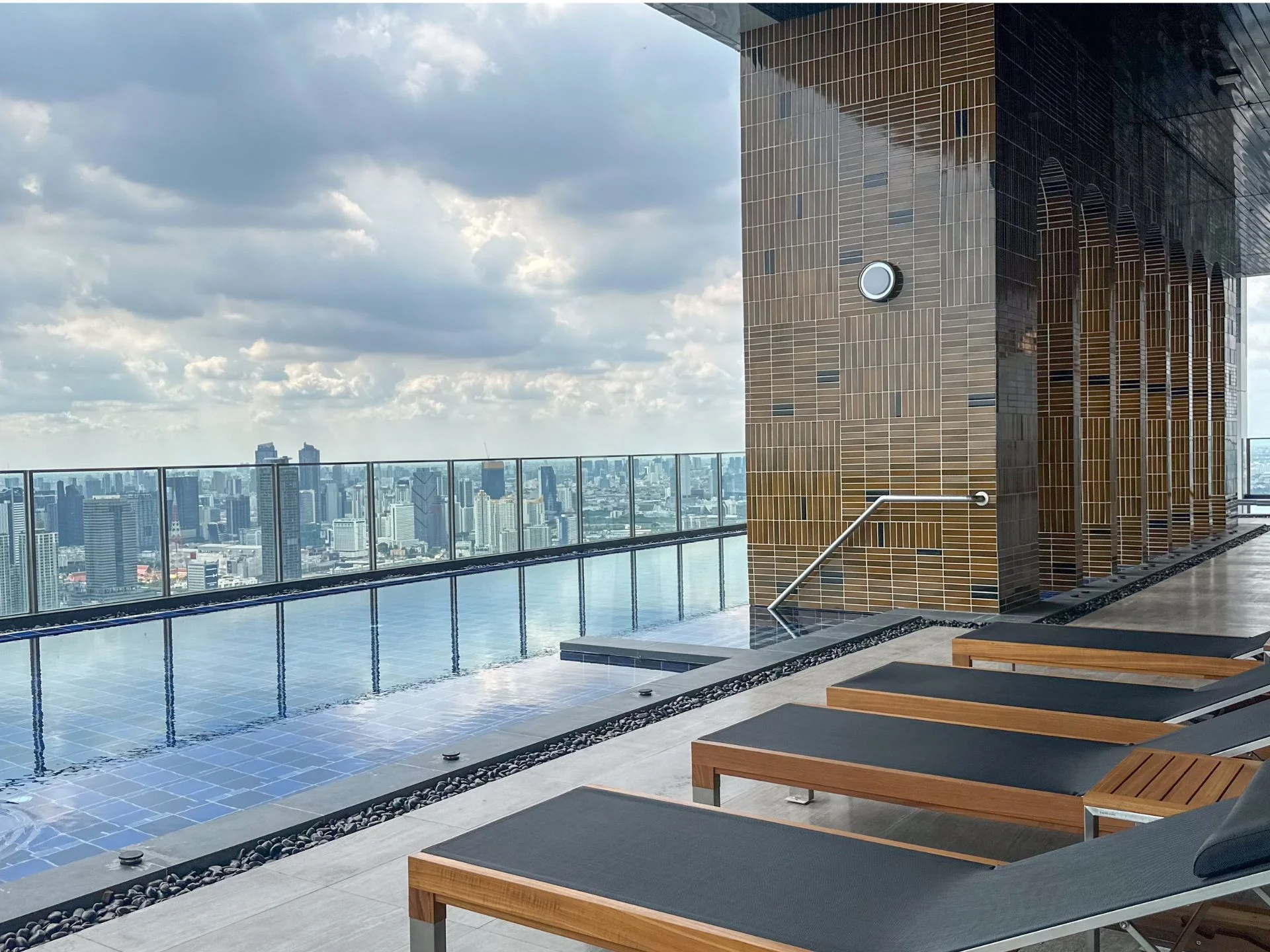 Piscina en azotea y área de yoga en Noble Form Thonglor con vista al horizonte, Bangkok