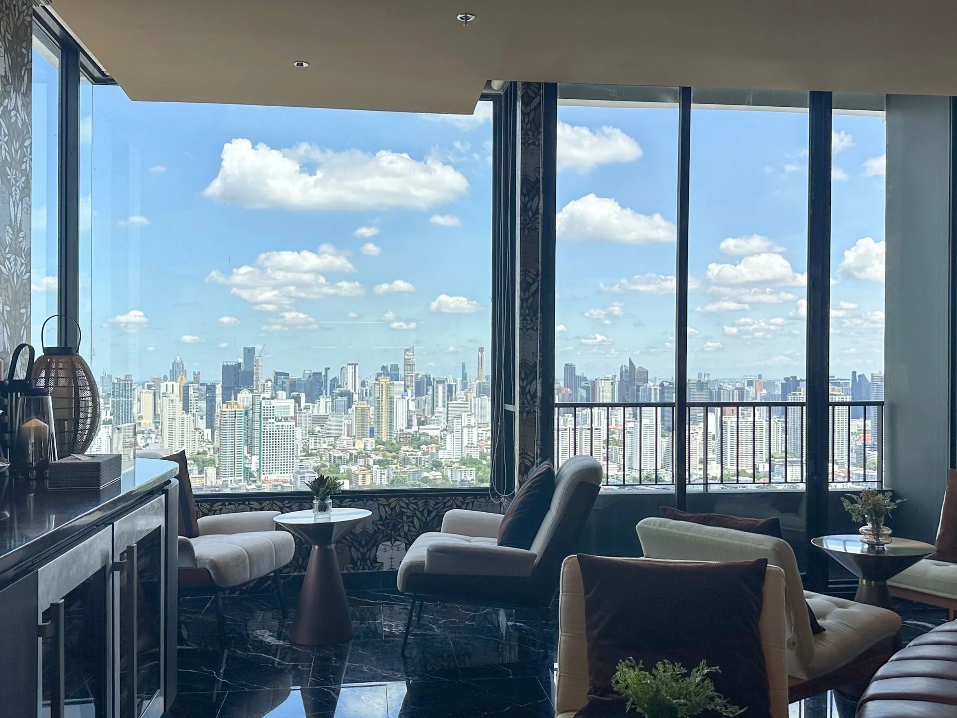 Vue sur la ville depuis le salon d'un appartement 1 chambre à Noble Form Thonglor, Thonglo
