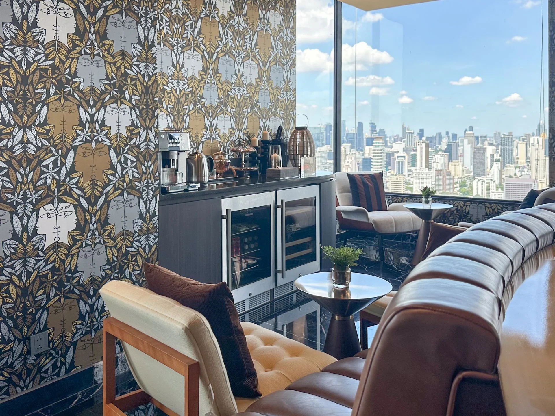 Sala de estar con vista al horizonte de la ciudad en penthouse de 3 dormitorios en Noble Form Thonglor