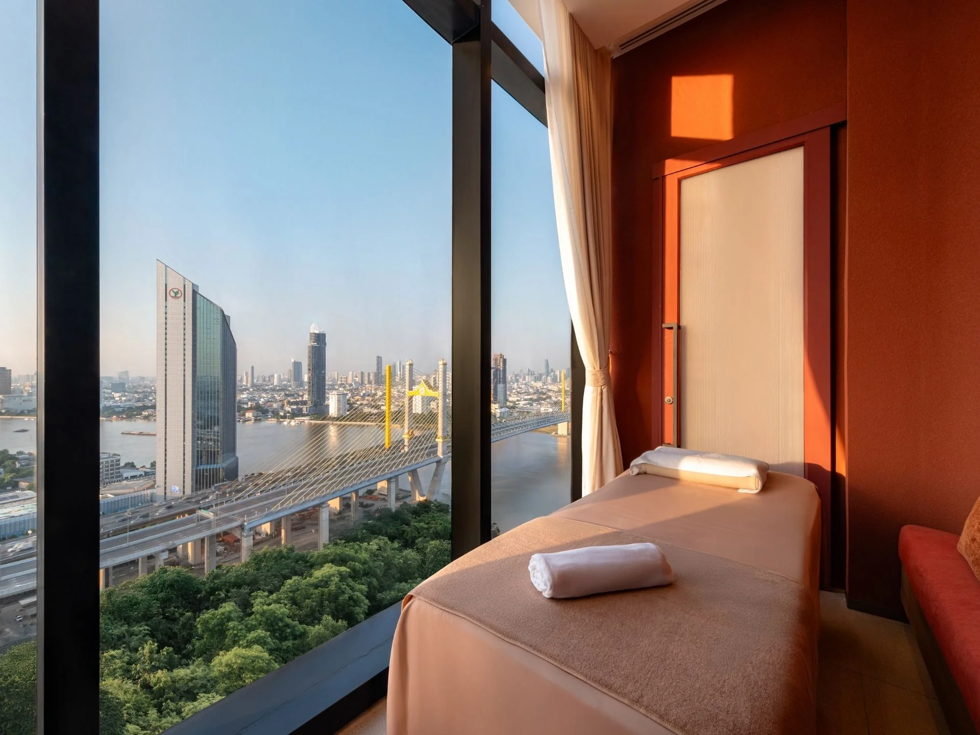 Спальня с видом на город и реку из апартаментов Nue Riverest, Ratburana