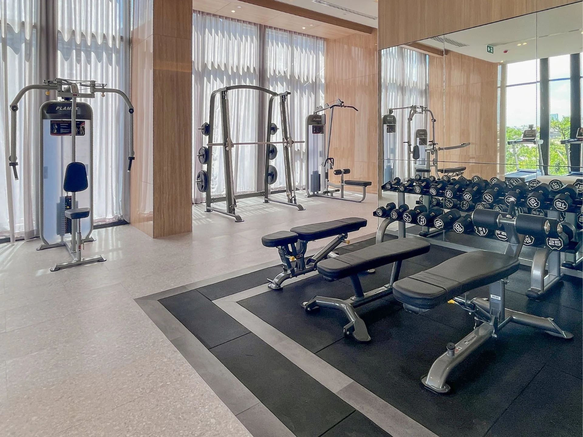 Фитнес-центр с тренажерами и гантелями в Nue Riverest, Ratburana