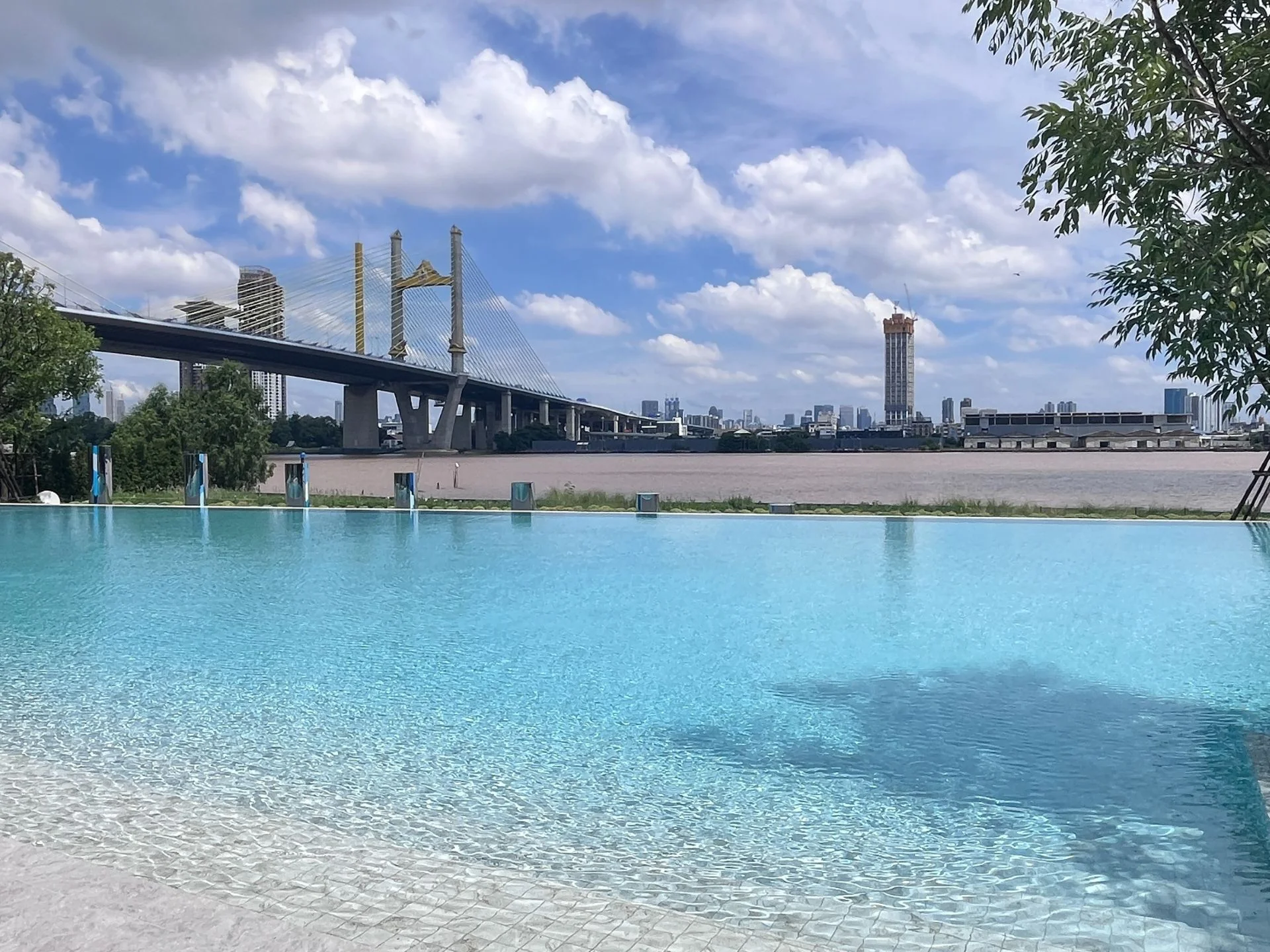 Piscina con vista al río y puente en Nue Riverest Ratburana, Tailandia