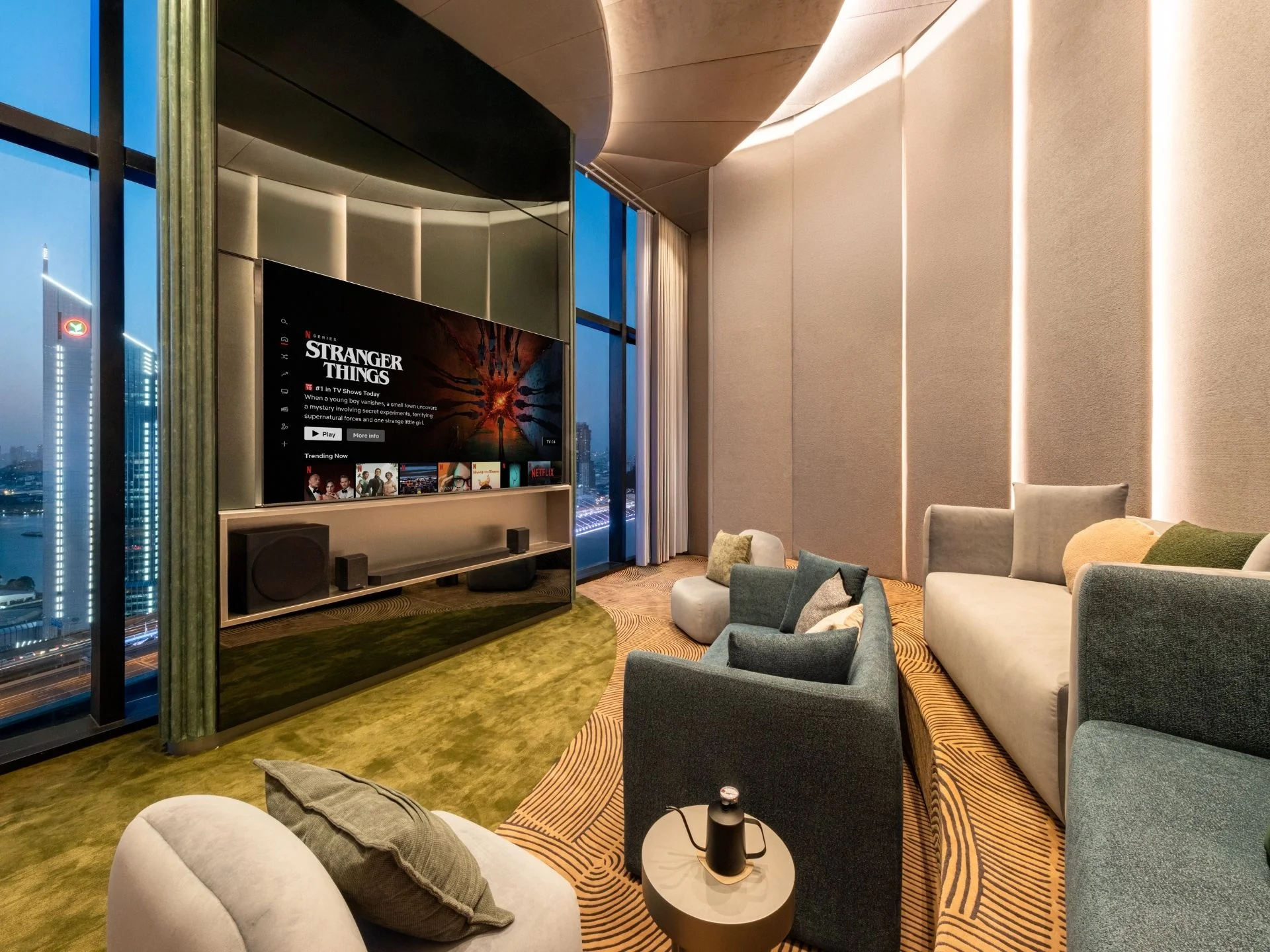 Interior de sala multimedia con sistema de entretenimiento y vistas a la ciudad en Nue Riverest Ratburana, Tailandia