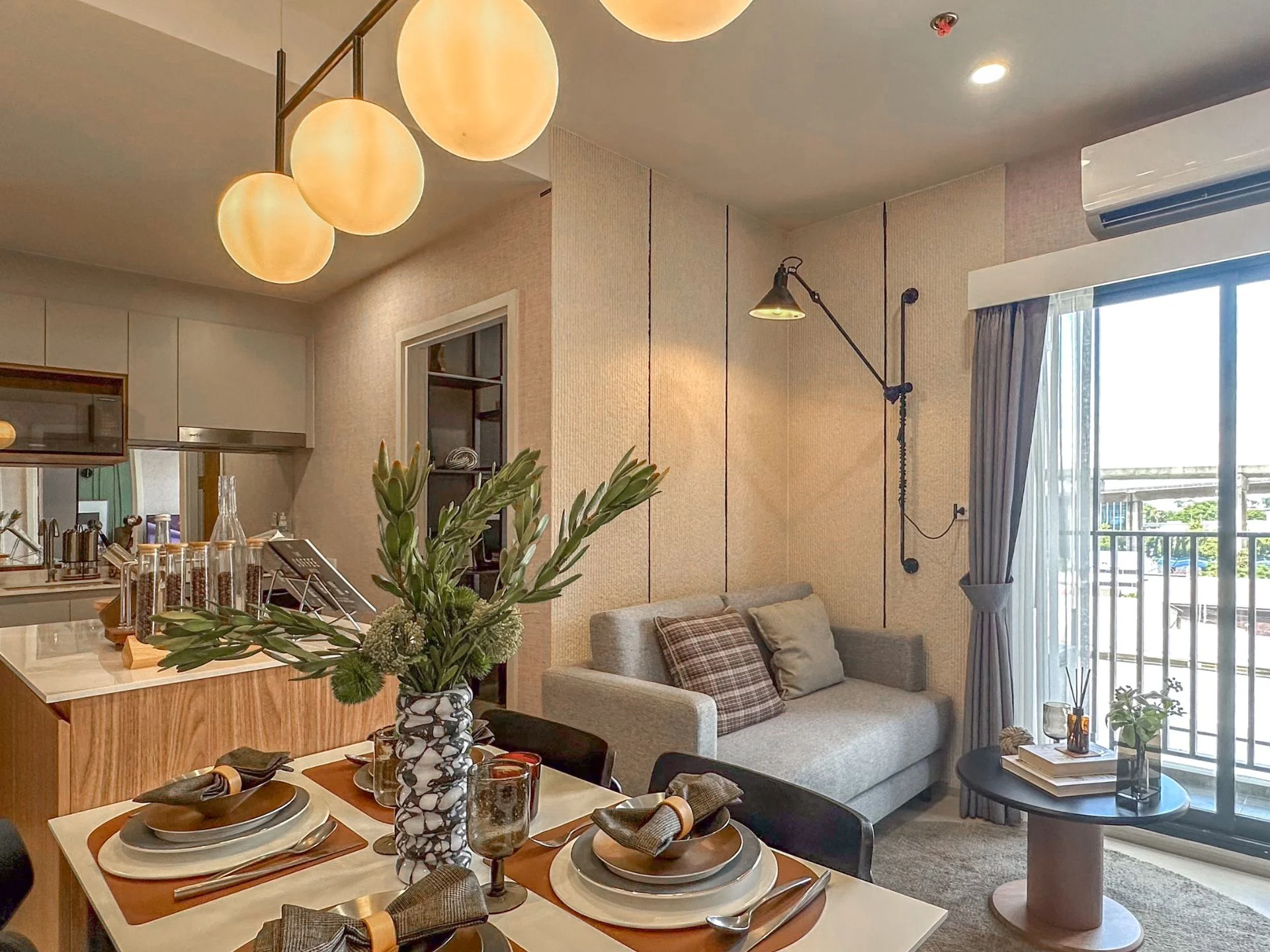 Открытая гостиная и столовая с кухней в 2-комнатной квартире Nue Riverest, Ratburana