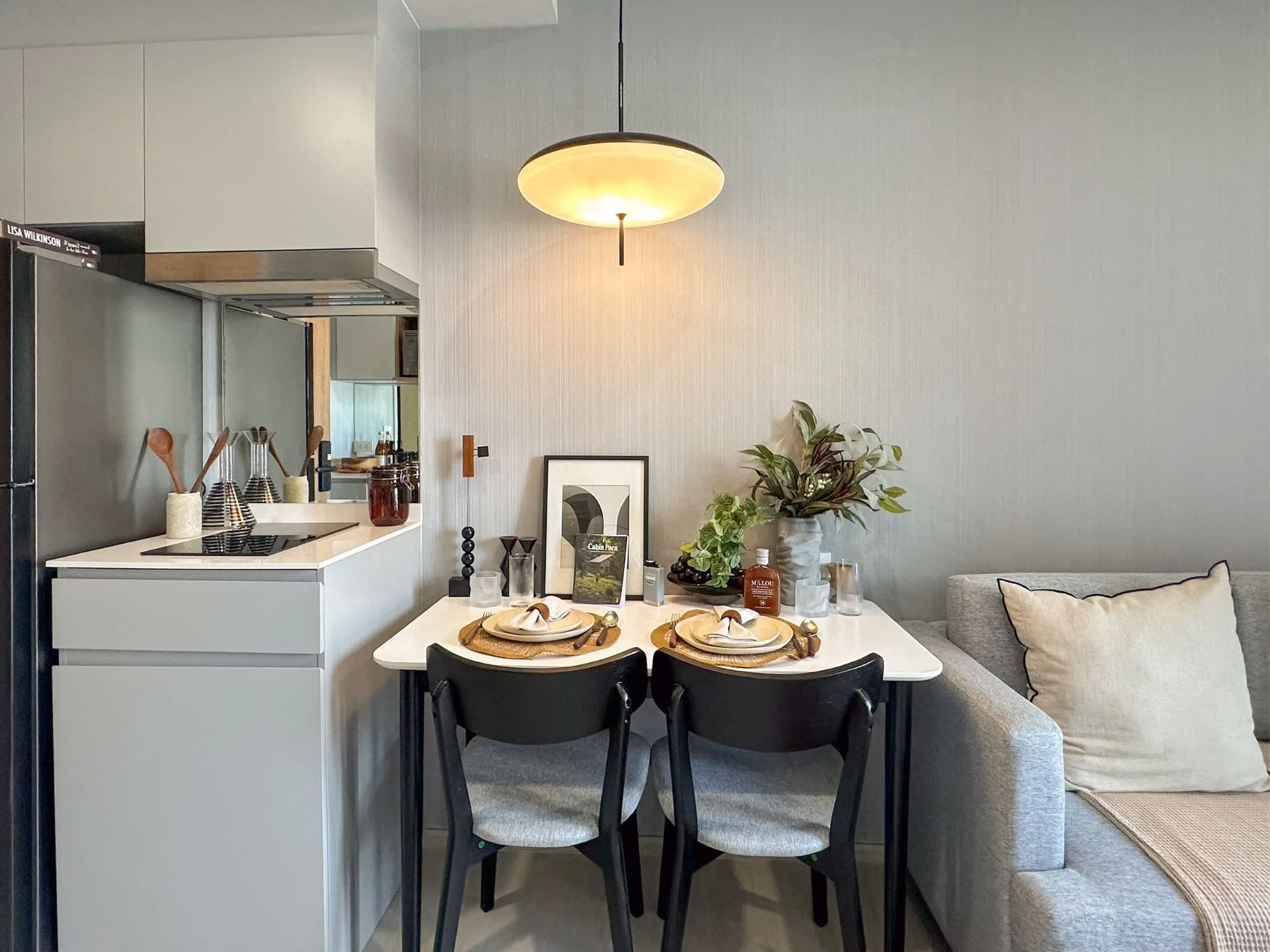 Кухня и столовая в 1-комнатной квартире в Nue Riverest, Ratburana