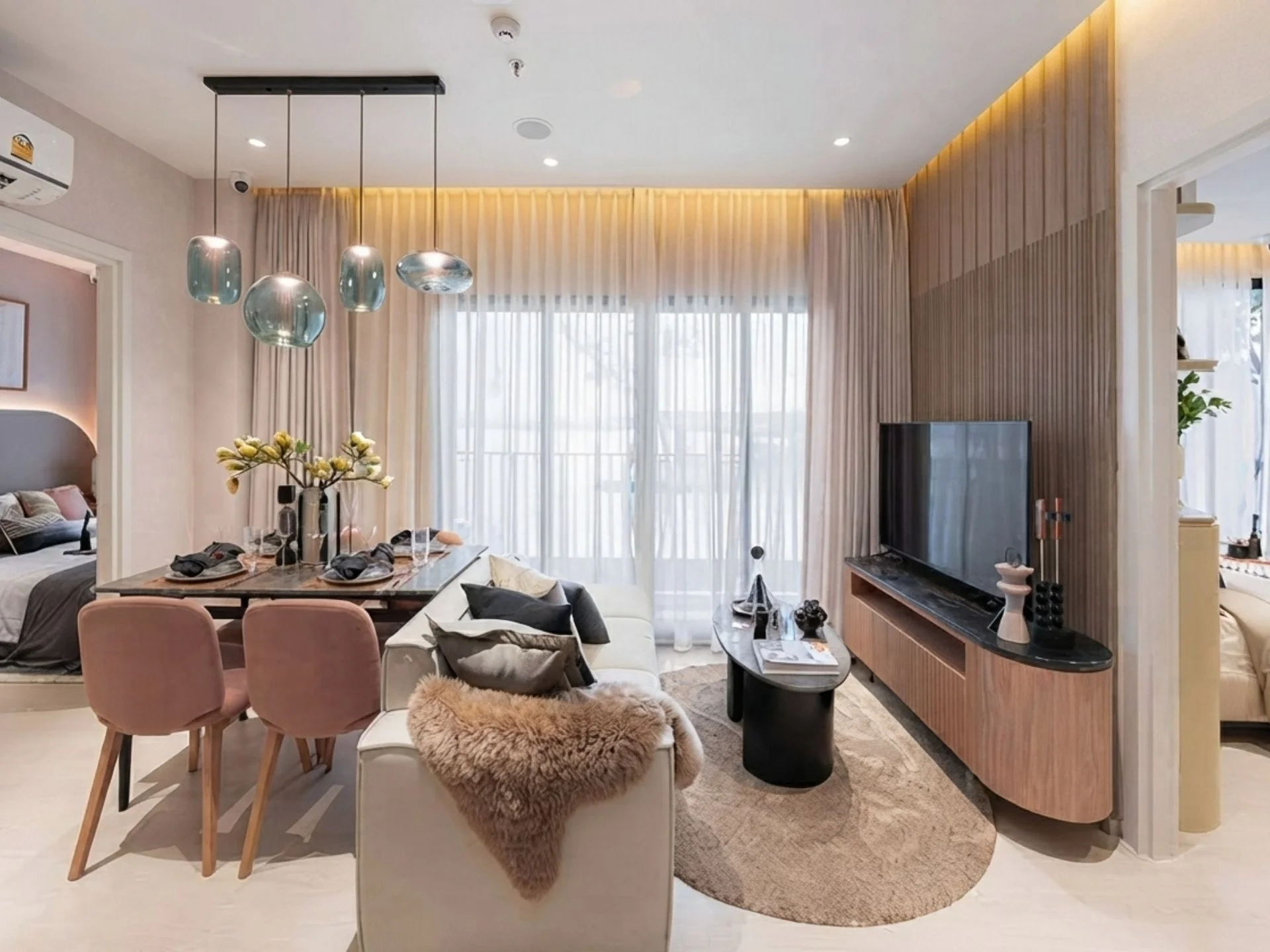 Гостиная и столовая в трёхкомнатной квартире Nue Riverest, Ratburana