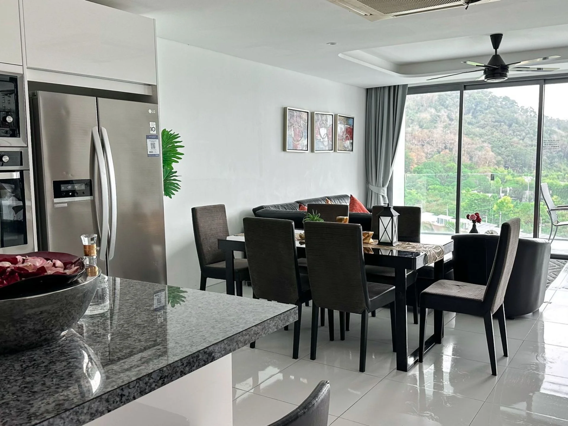Открытая кухня и столовая с видом на горы в 1-спальной квартире курорта The Coral Beach Oceanview, Таиланд