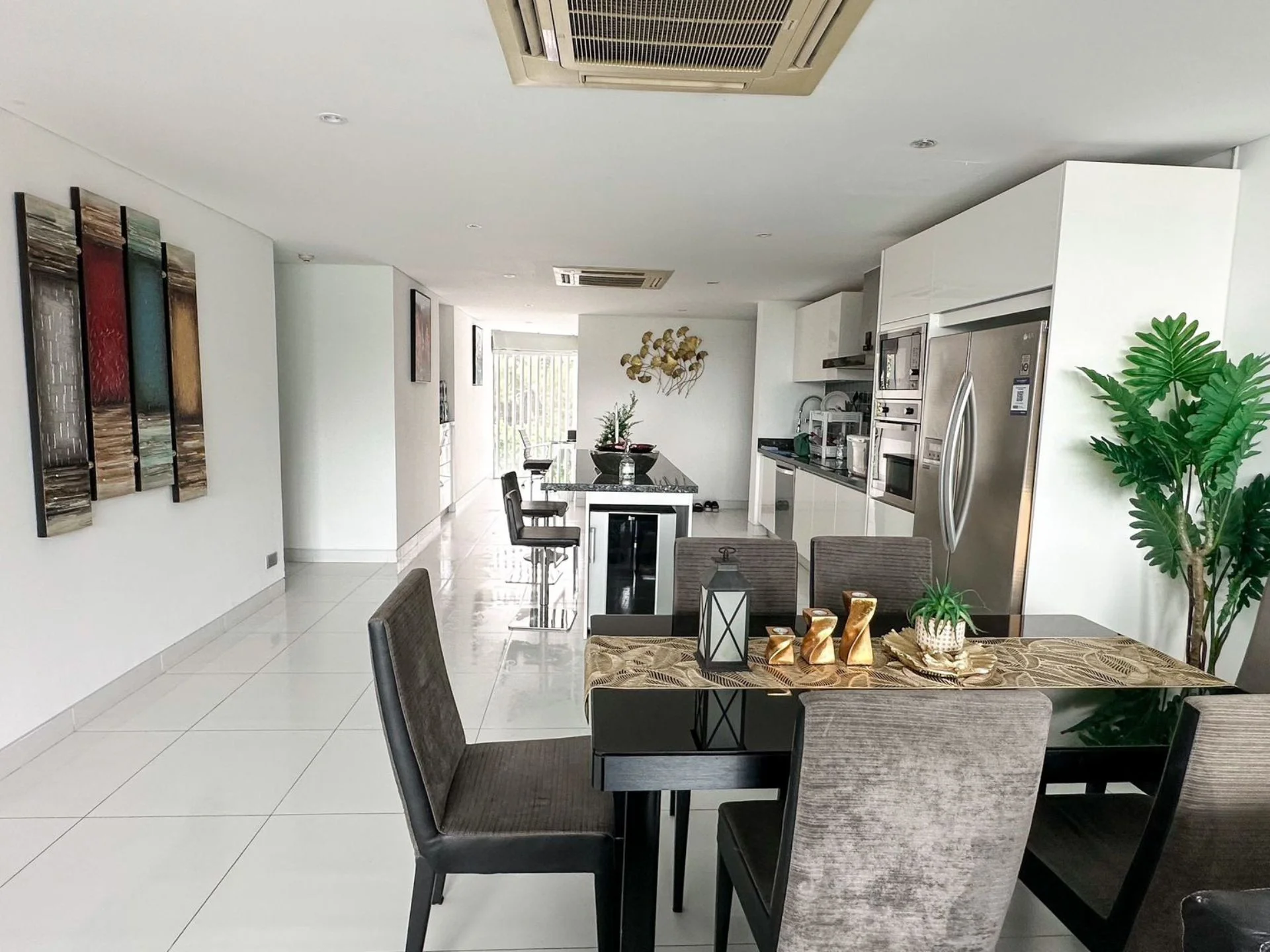 Открытая кухня и столовая в 1-комнатной квартире на курорте The Coral Beach Oceanview, Таиланд