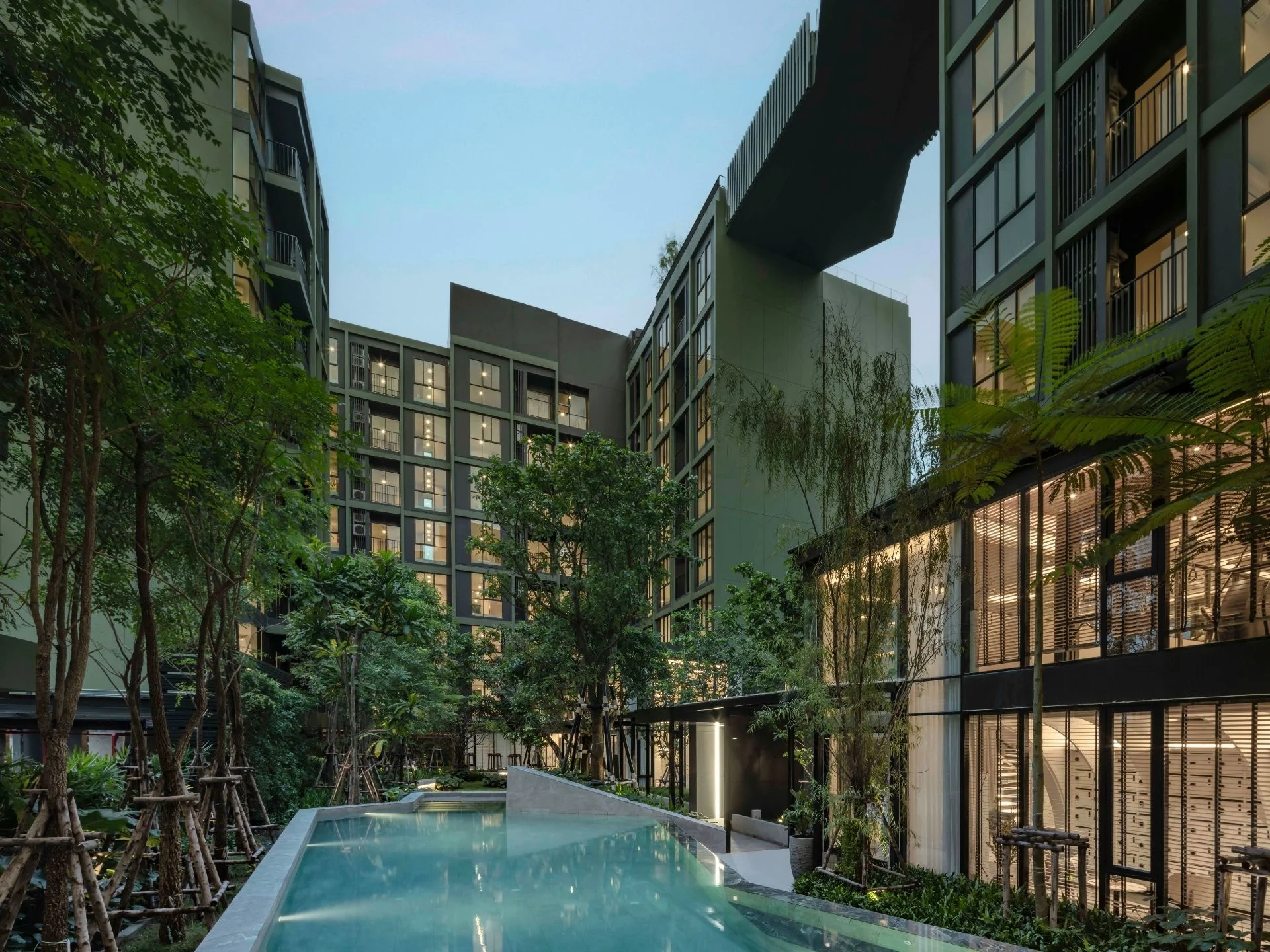 Бассейн в благоустроенном дворике на Nue Z Square, Srinakari
