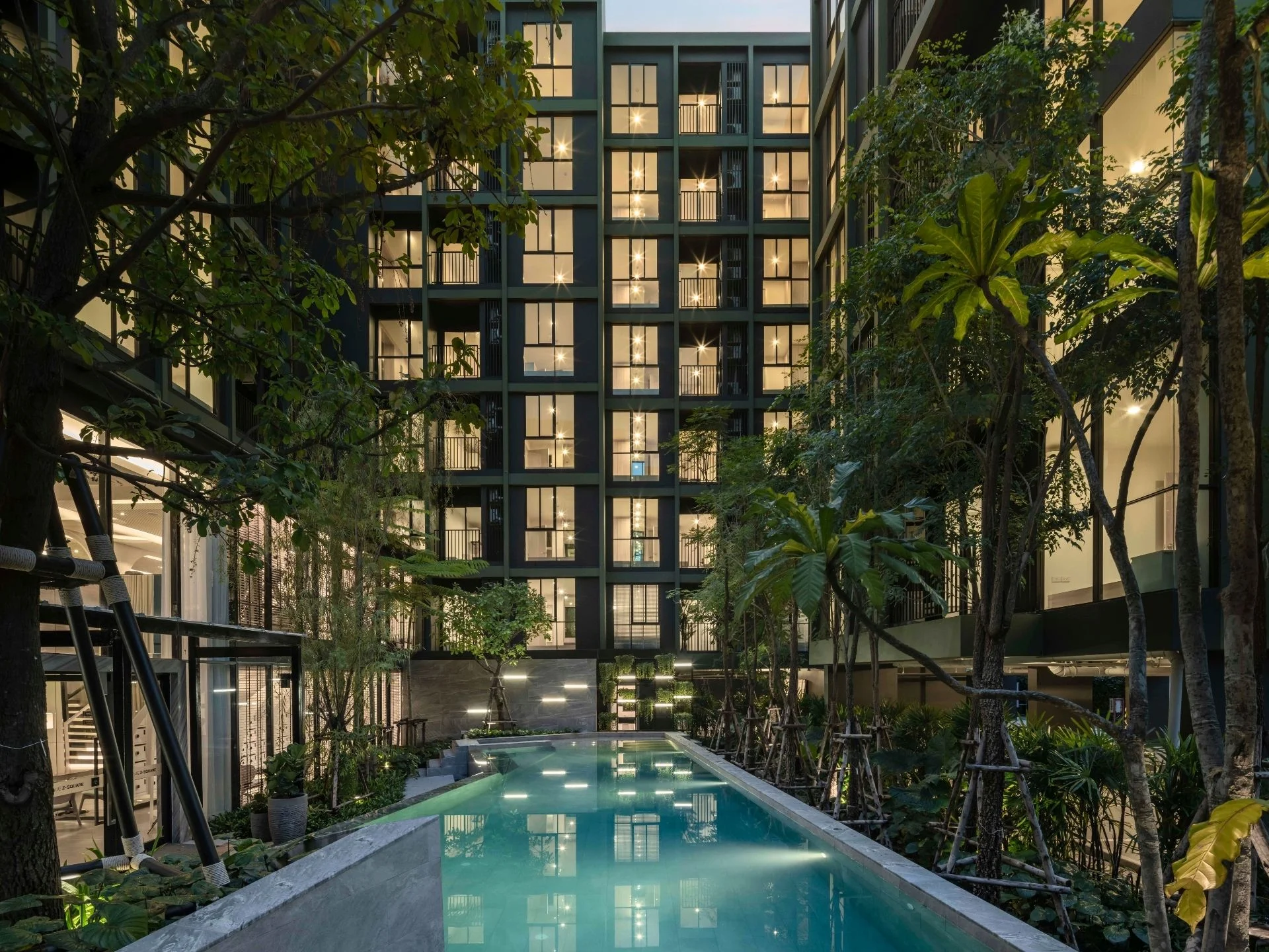 Swimmingpool im gestalteten Innenhof des Nue Z Square, Thailand