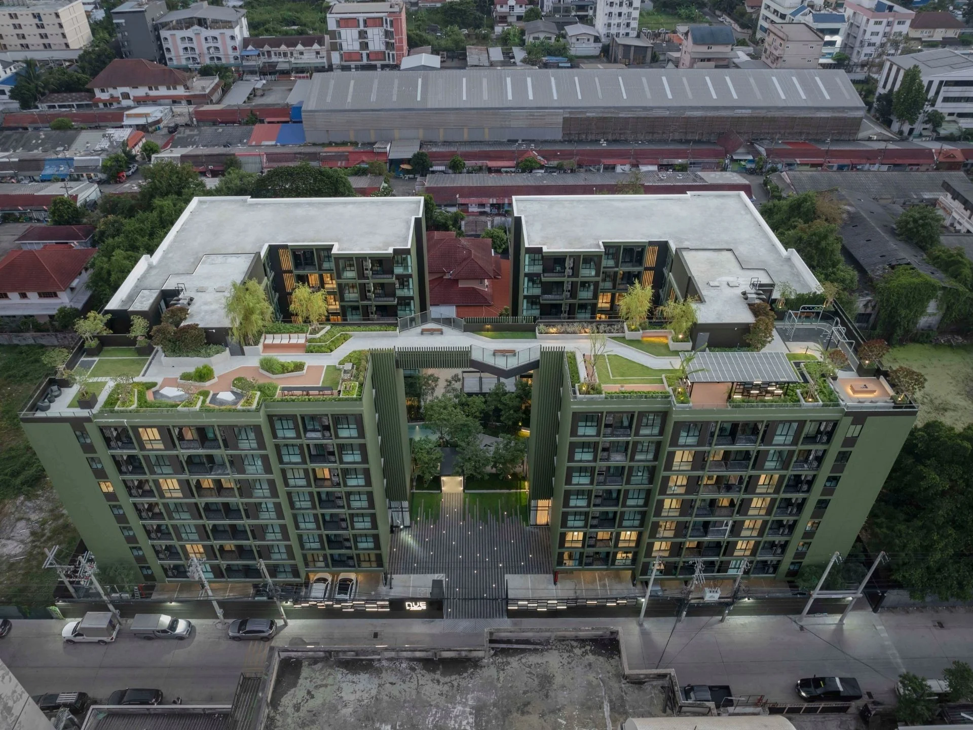 Архитектура комплекса Nue Z Square с зелеными фасадами и садами на крыше, Шринакари