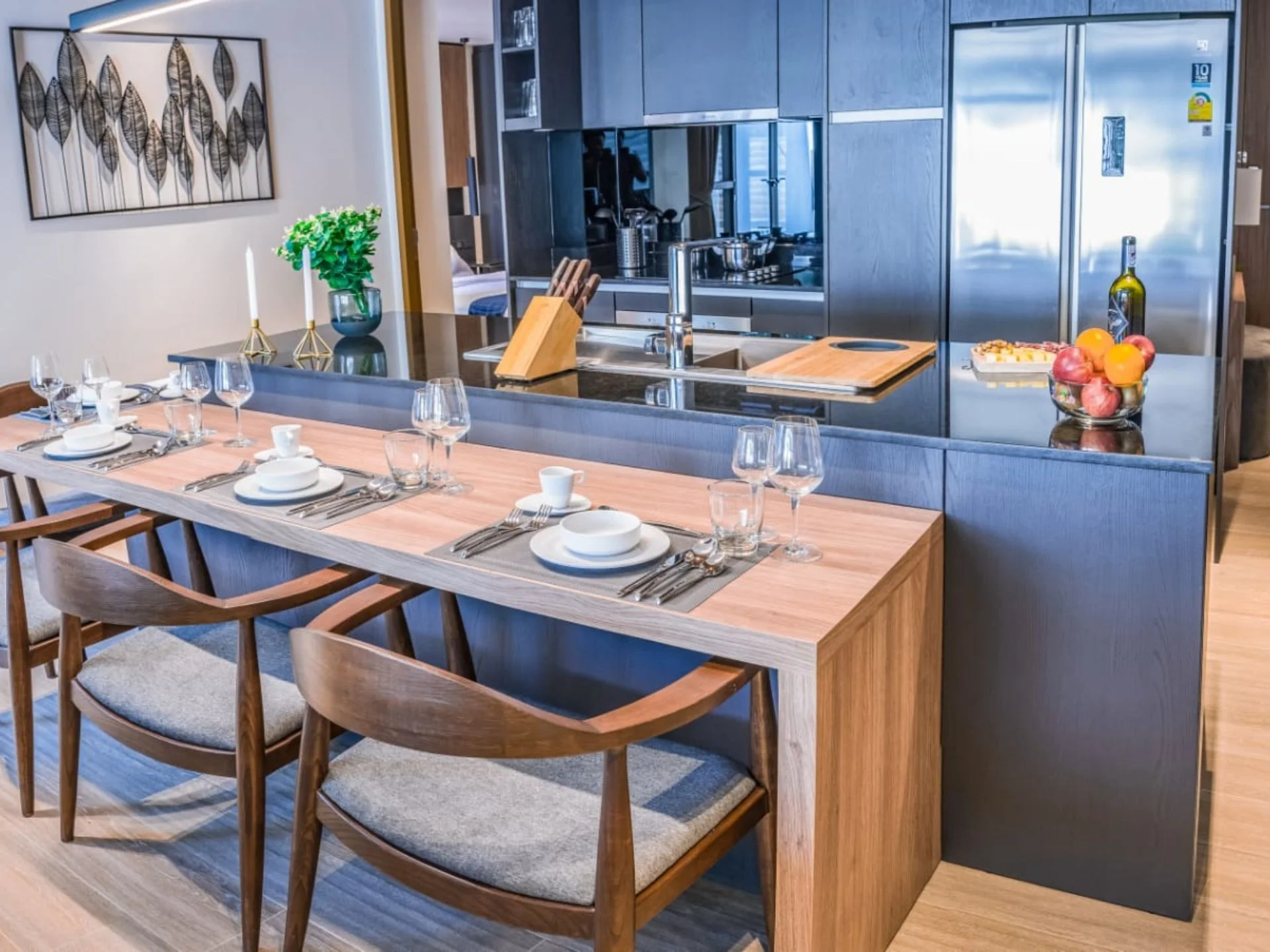 Cocina y comedor en apartamento de 2 dormitorios en Bright Phuket, Tailandia