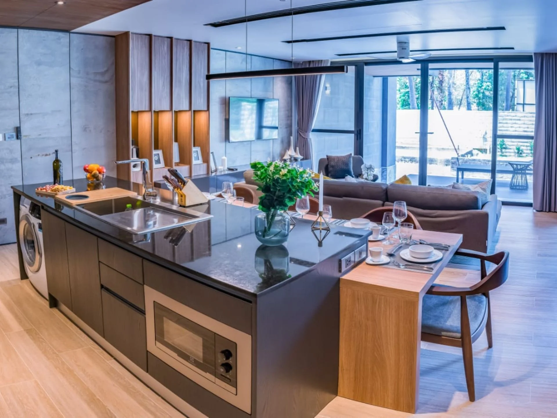 Cocina abierta y sala de estar en apartamento de 2 dormitorios en Bright Phuket, Tailandia