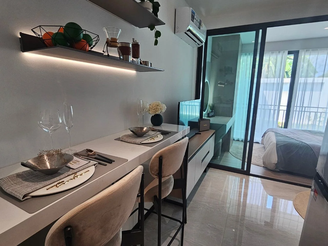 Интерьер кухни и столовой в 1-спальной квартире Wyndham Fantasea, Таиланд