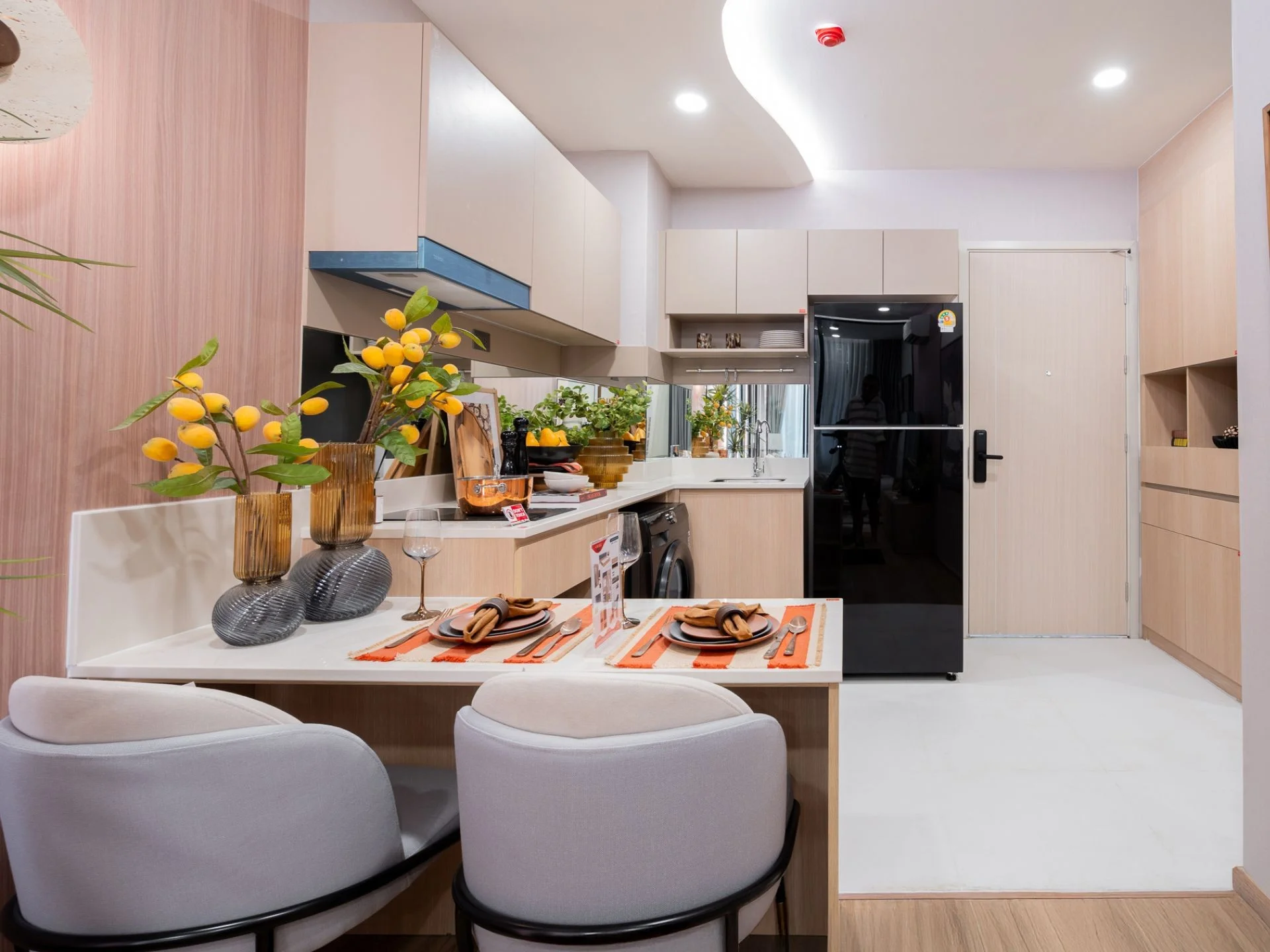 Кухня и столовая в 2-комнатной квартире в Arise Vibe, Таиланд