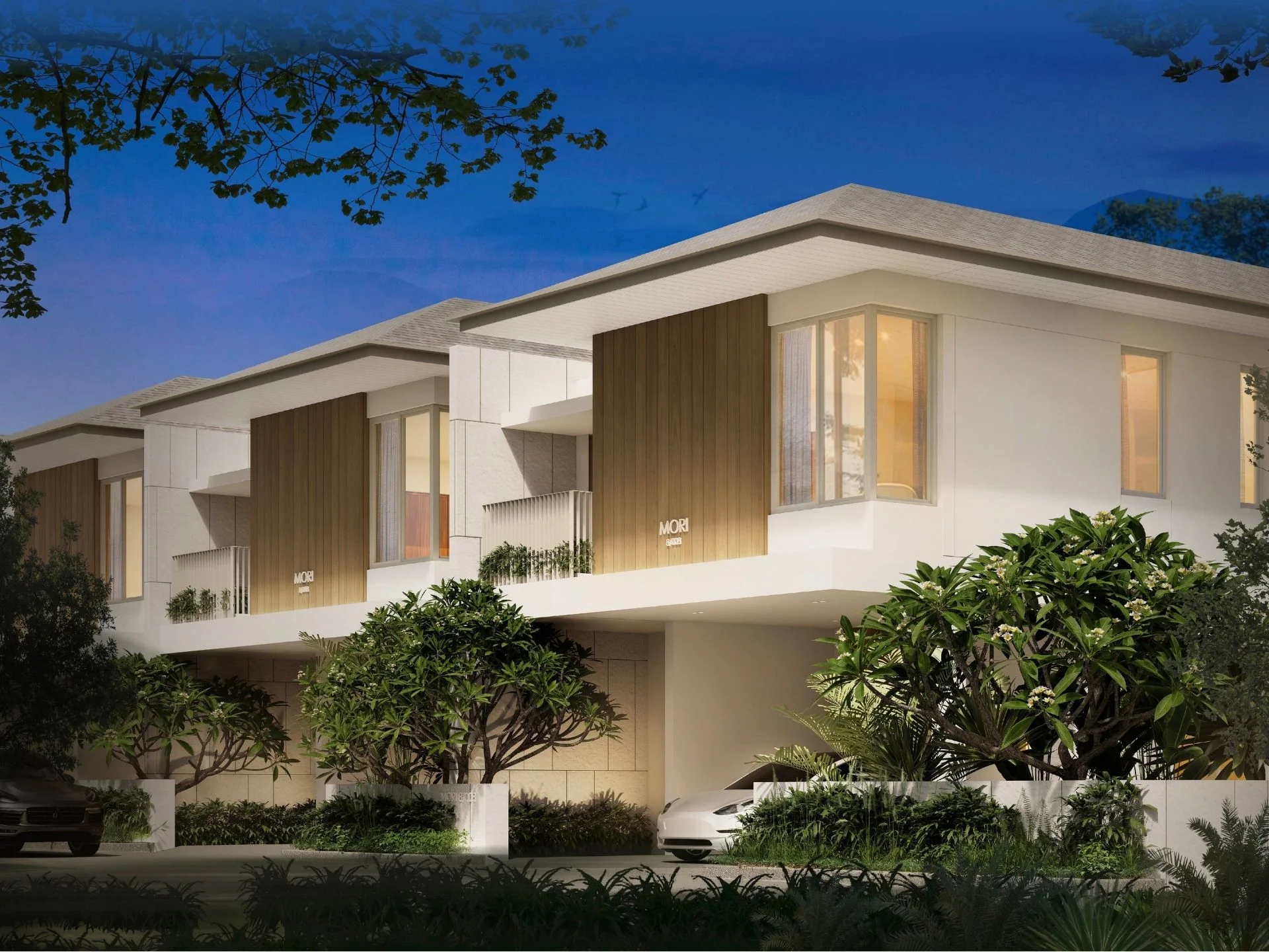 Architektur des MORI Wohnkomplexes mit moderner weißer Fassade und Holzakzenten, Thailand