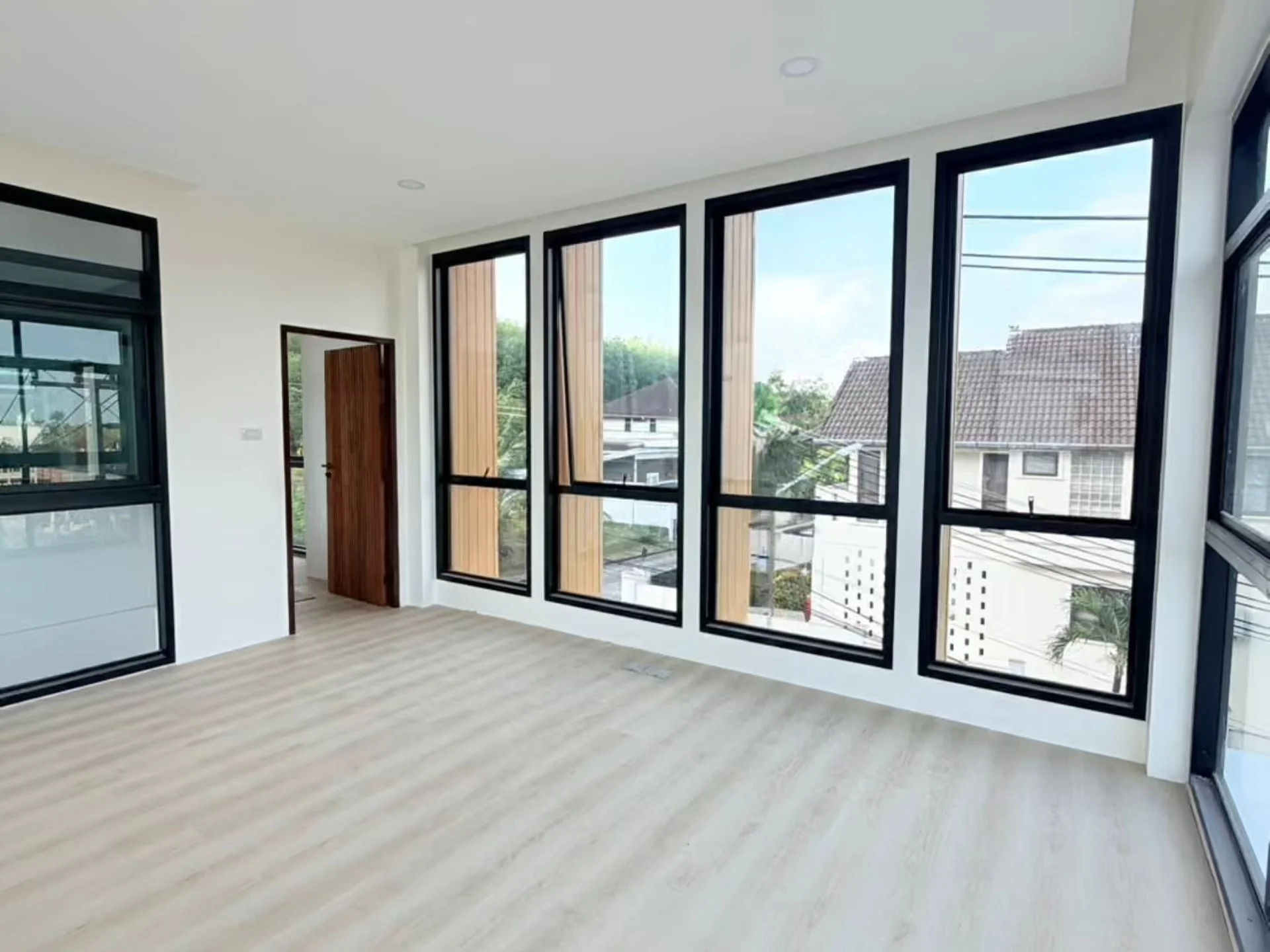 Wohnzimmer mit Panoramafenstern und Nachbarschaftsblick in NAI Villas Urban, Chalong