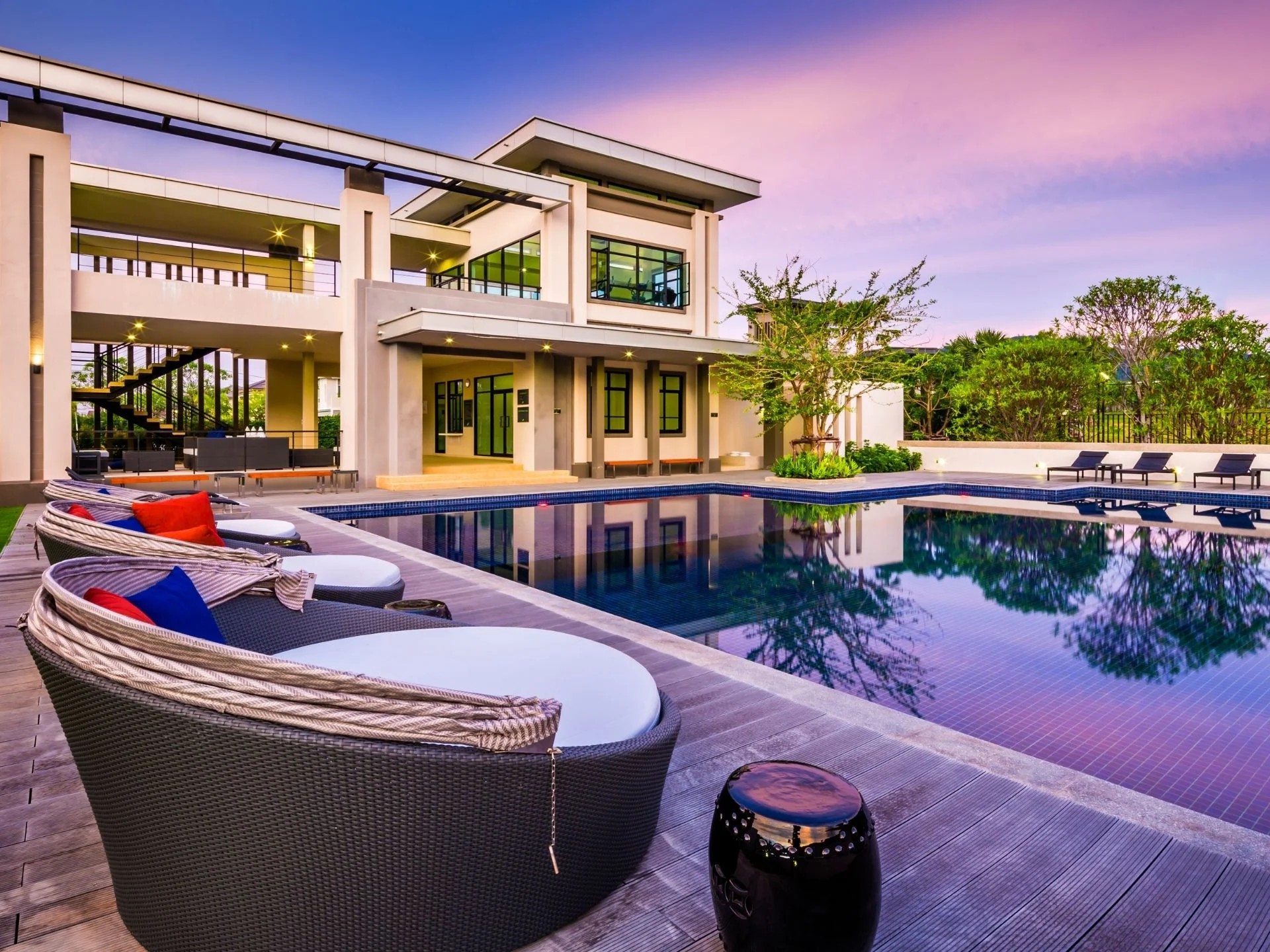 Piscina e area lounge della villa The Palm Kathu-Patong, Katu