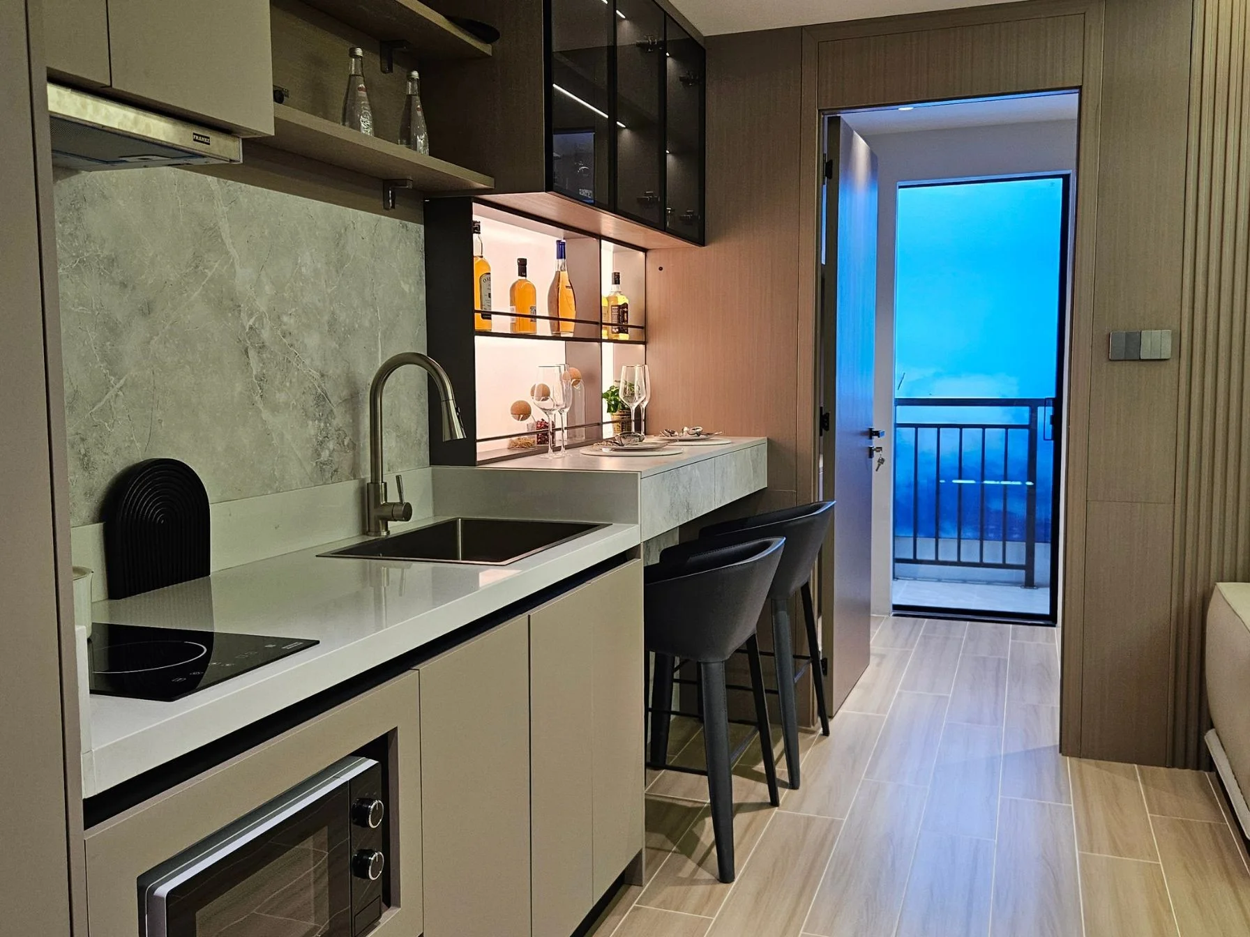 Wnętrze kuchni z widokiem na morze w apartamencie 1-sypialniowym w Capri Residence, Tajlandia
