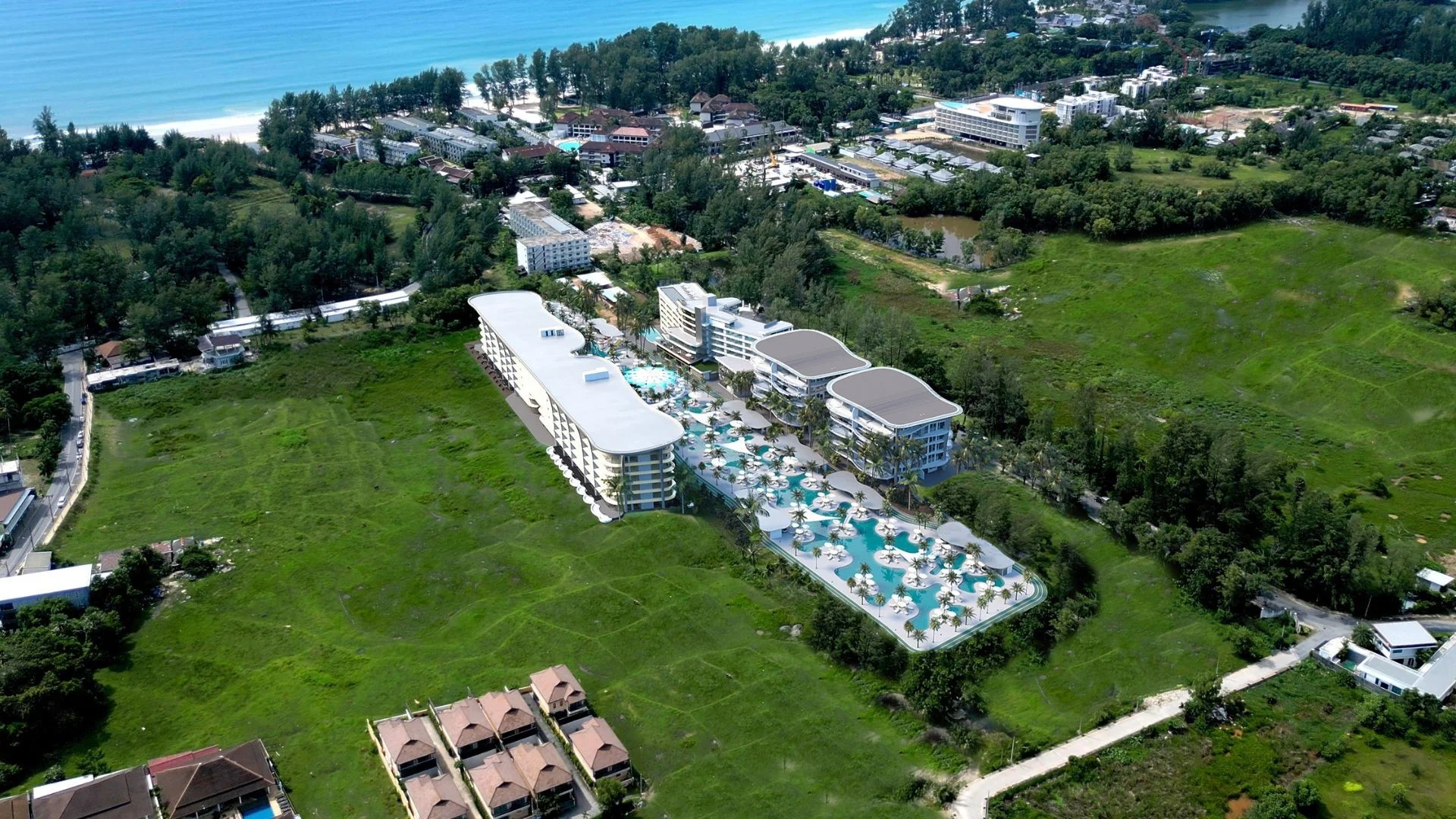 Vue aérienne du complexe de villégiature ATRIUM Andaman City avec piscine et immeubles résidentiels, Thaïlande