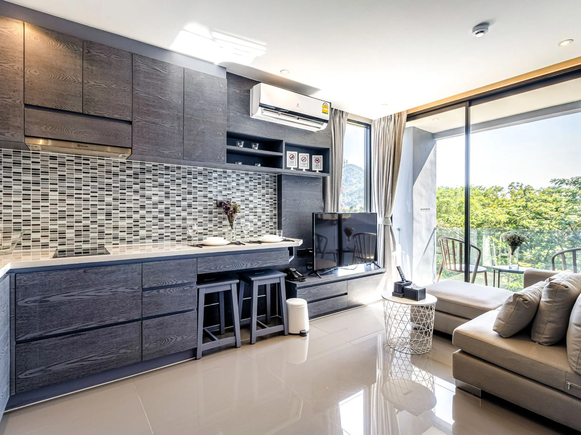 Cocina y sala de estar de planta abierta en apartamento de 2 dormitorios en City Gate, Kamala