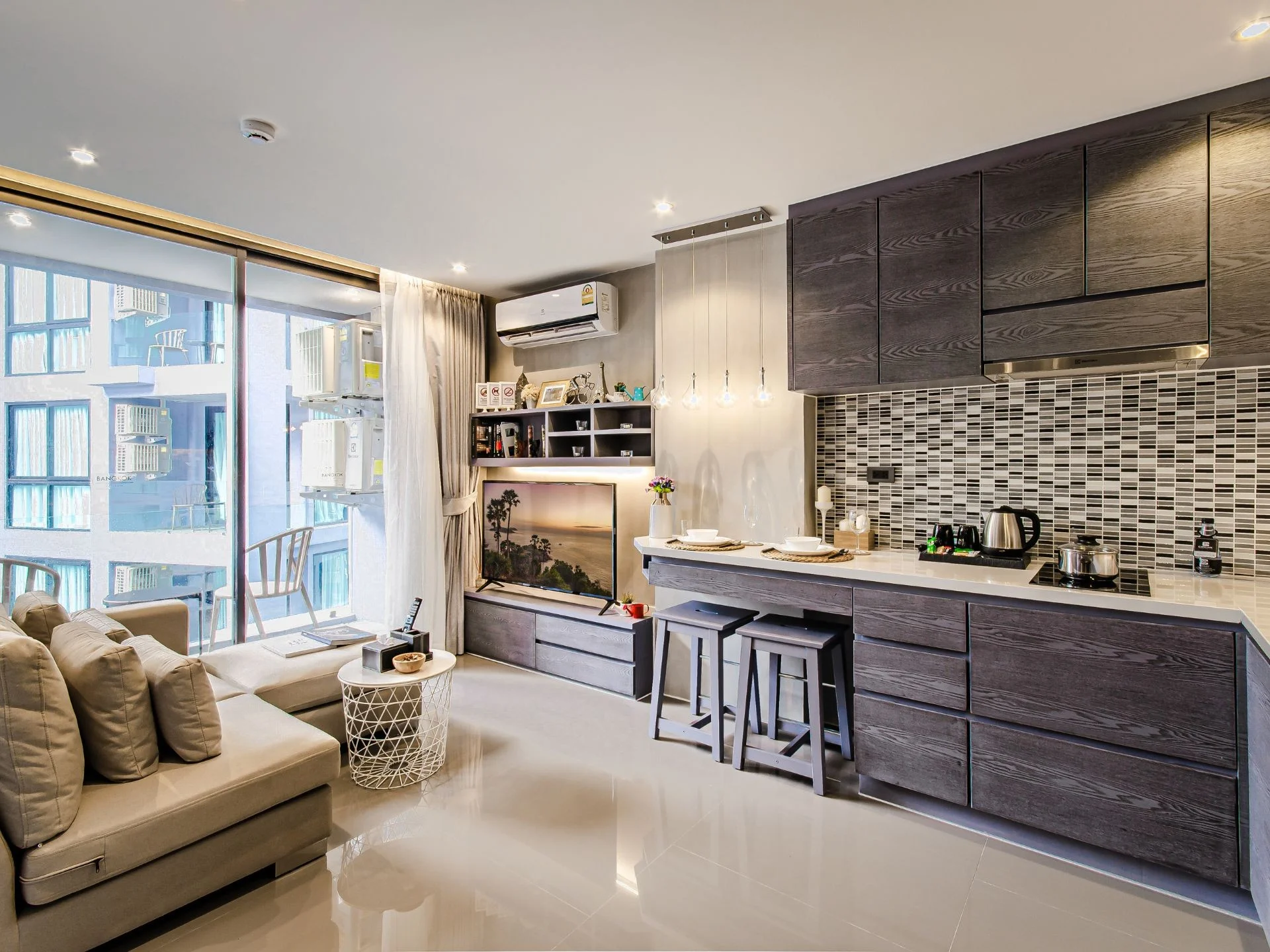 Área de sala y cocina de planta abierta en apartamento de 2 dormitorios en City Gate, Kamala