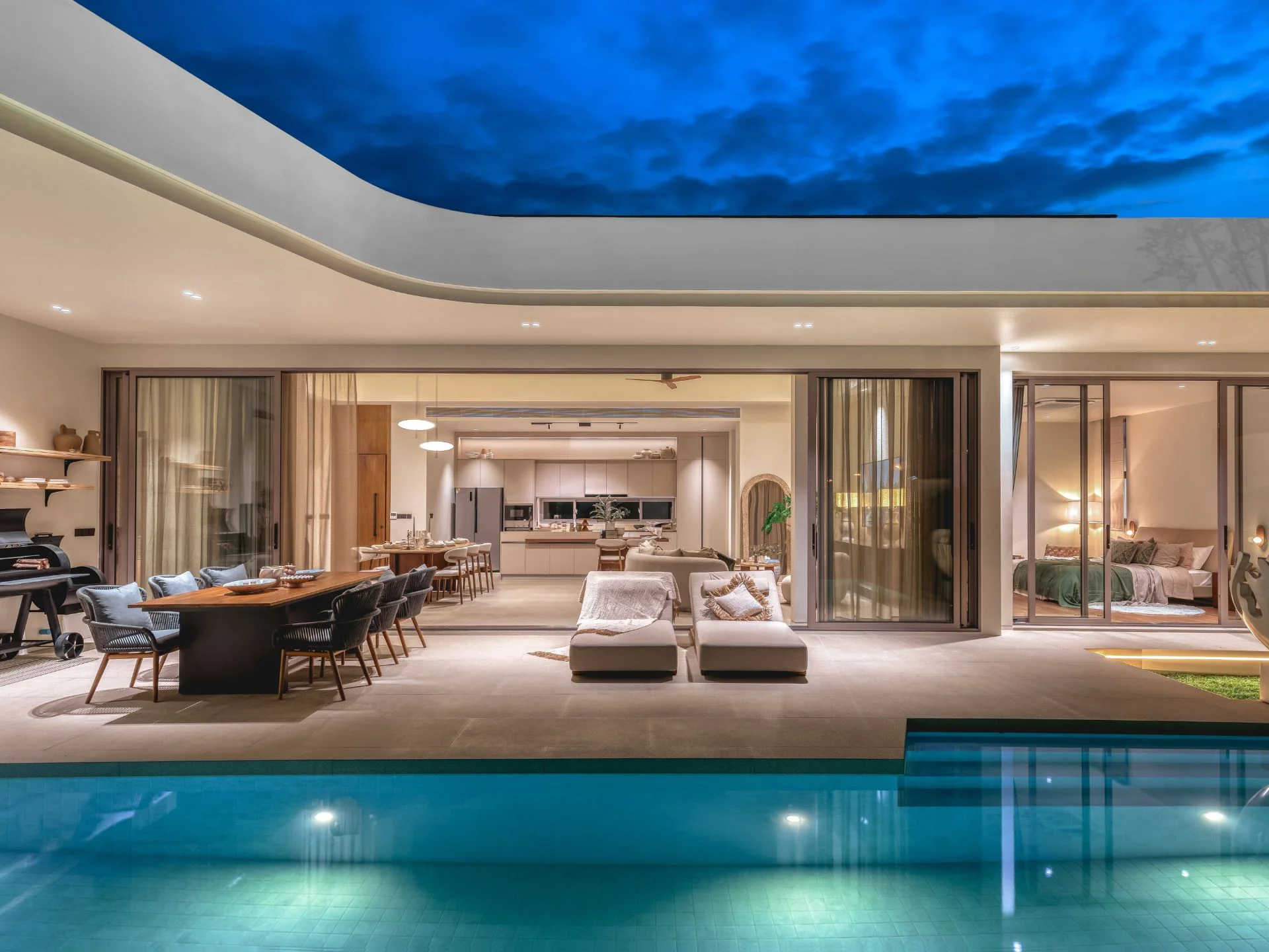 Открытая гостиная и столовая с видом на бассейн в Manor Villas, Талан