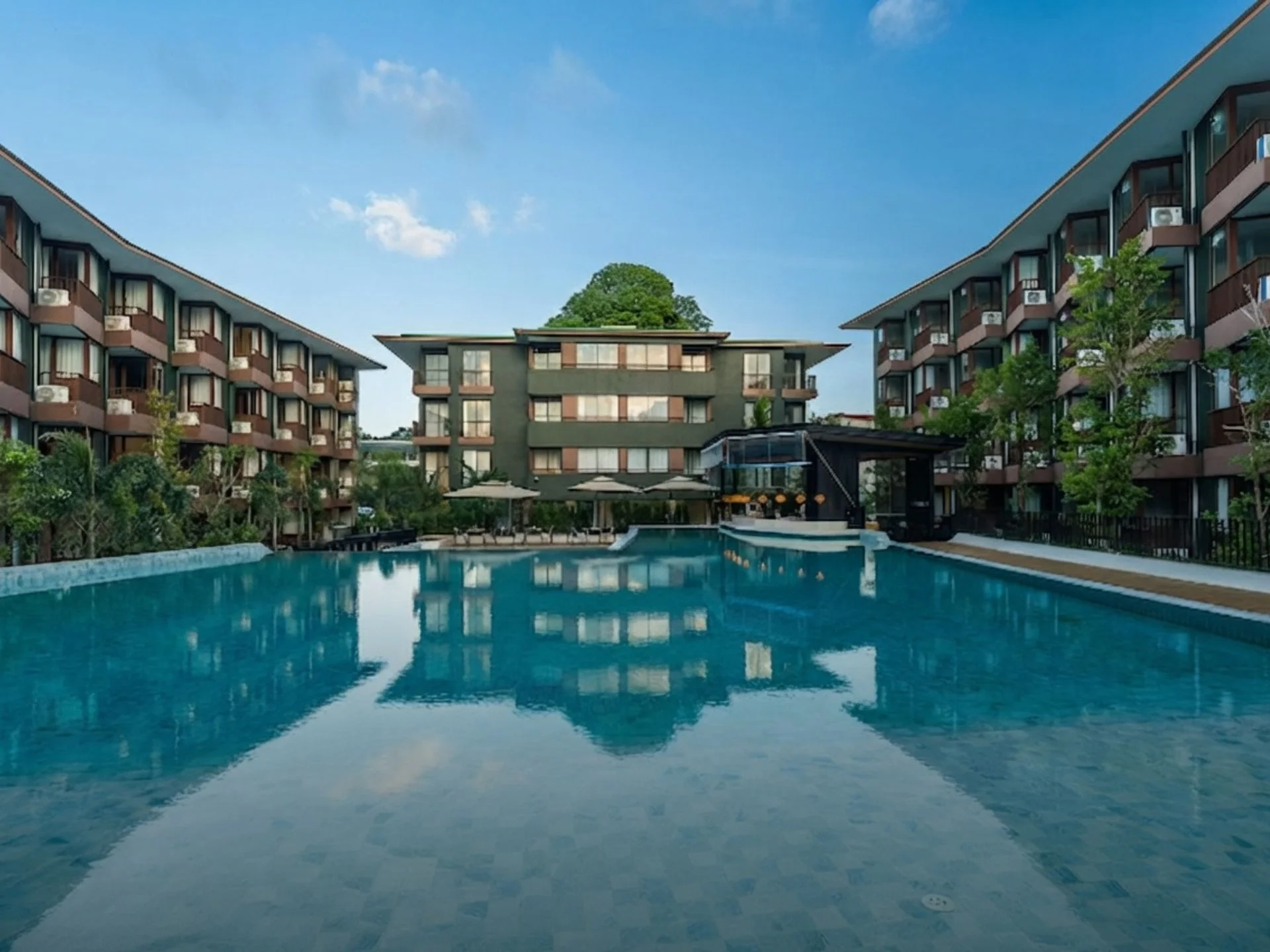 Piscina y edificios residenciales en complejo Wing Samui, Bo Pu